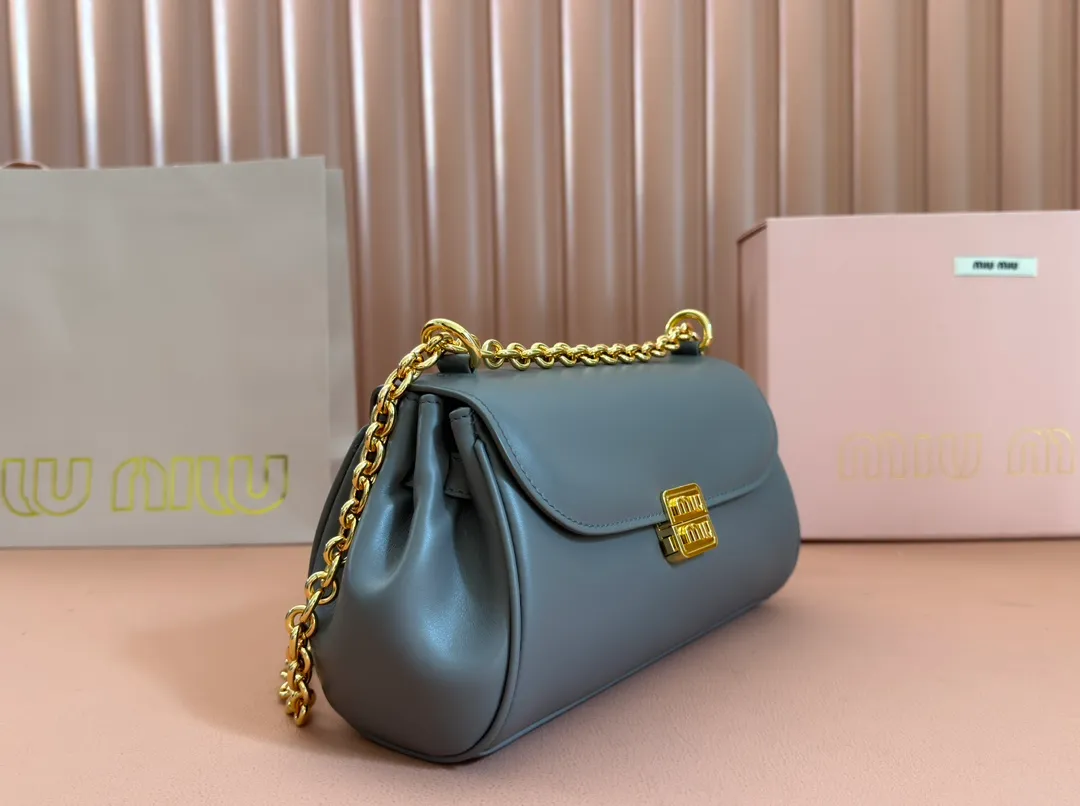 p1800💋💋💋【Original leather configuration counter packaging】MiuM's new baguette bag, this shoulder bag continues the classic design, using lightweight padded leather design, unique, top-grade calfskin material, with elegant front flap and adjustable metal shoulder straps, various styles, exquisite and elegant, casual and lazy, daily casual, work and commuting, looks good no matter what. Model: 5bd266. Size: 24X13.5X9cm