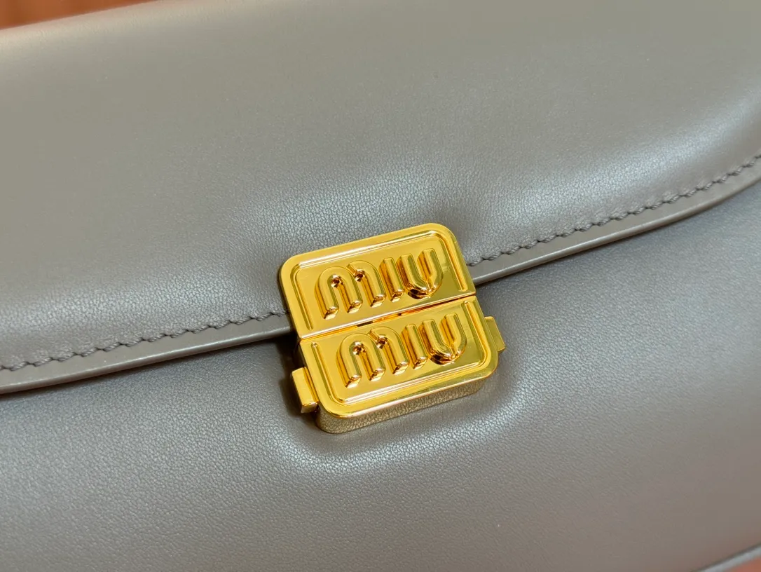 p1800💋💋💋【Original leather configuration counter packaging】MiuM's new baguette bag, this shoulder bag continues the classic design, using lightweight padded leather design, unique, top-grade calfskin material, with elegant front flap and adjustable metal shoulder straps, various styles, exquisite and elegant, casual and lazy, daily casual, work and commuting, looks good no matter what. Model: 5bd266. Size: 24X13.5X9cm