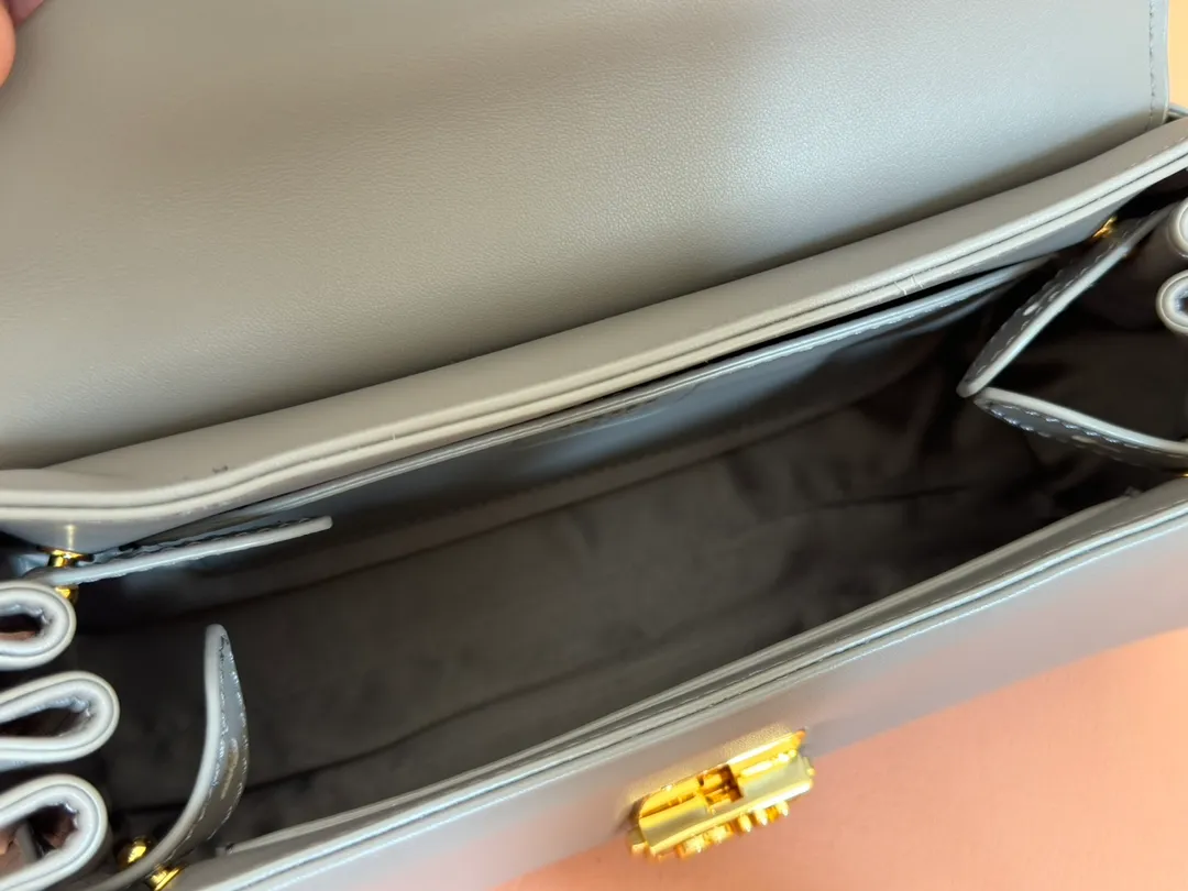 p1800💋💋💋【Original leather configuration counter packaging】MiuM's new baguette bag, this shoulder bag continues the classic design, using lightweight padded leather design, unique, top-grade calfskin material, with elegant front flap and adjustable metal shoulder straps, various styles, exquisite and elegant, casual and lazy, daily casual, work and commuting, looks good no matter what. Model: 5bd266. Size: 24X13.5X9cm