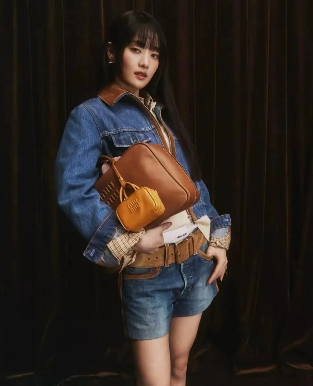 p1900. MIU's new product [original leather with counter packaging] Beau cow leather handbag/shoulder bag ~ brown [new version briefcase] This Beau handbag is made of soft and smooth cow leather, with exquisite details such as gold-plated hardware and accessories, and the embossed letter logo highlights the classic style. Size:W34×H23×D10cm