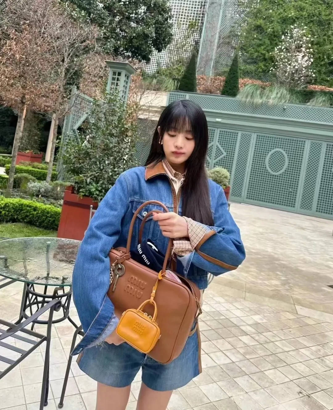 p1900. MIU's new product [original leather with counter packaging] Beau cow leather handbag/shoulder bag ~ brown [new version briefcase] This Beau handbag is made of soft and smooth cow leather, with exquisite details such as gold-plated hardware and accessories, and the embossed letter logo highlights the classic style. Size:W34×H23×D10cm