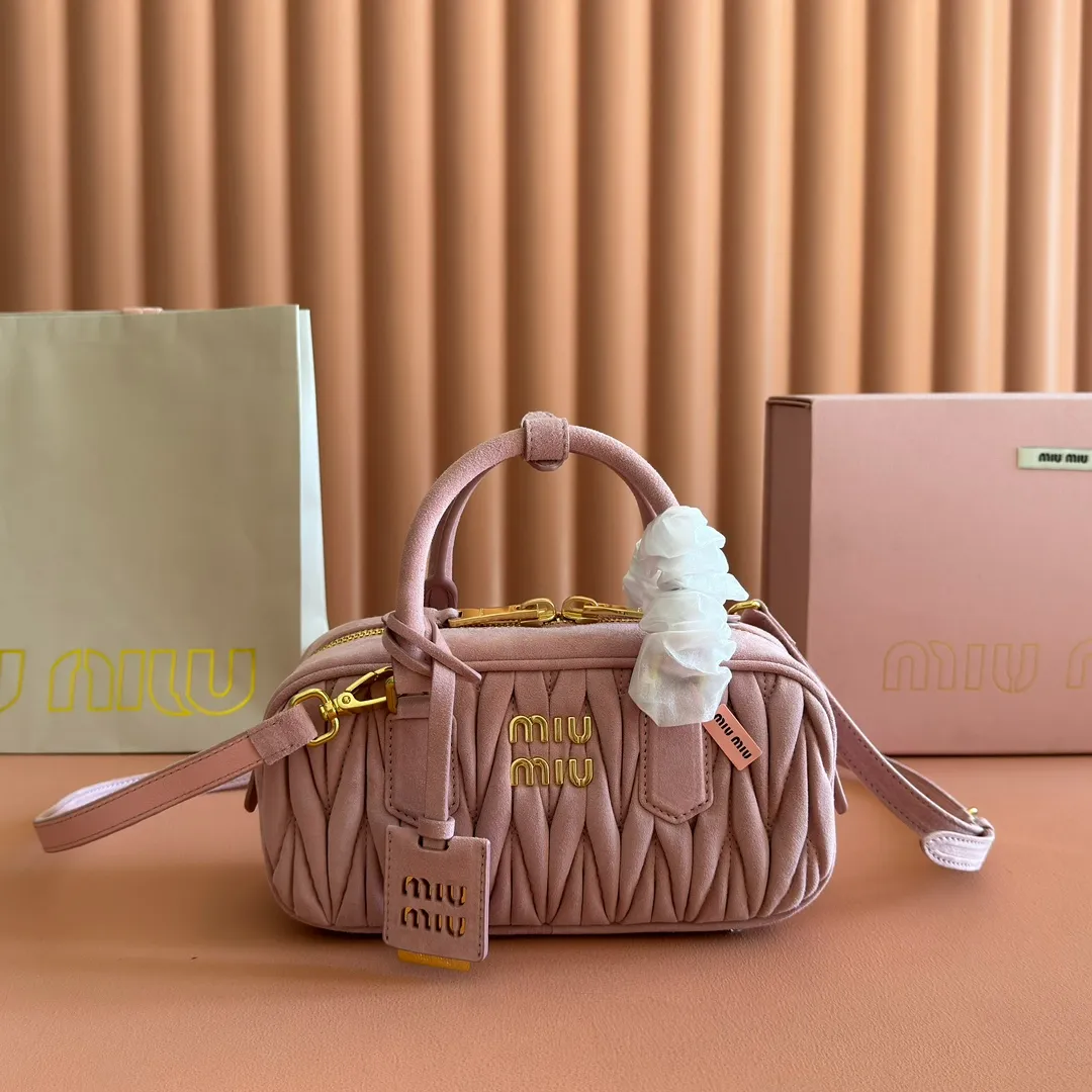 p1700💋💋💋【Configuring full counter package】MIU MIU Miu Miu pleated lambskin Miu Miu women's Arcadia cowhide handbag crossbody bag👝The lightweight padding design makes the handbag look fuller and shows a cosmopolitan style. The letter logo, which echoes the finish of the metal hardware, straddles the line between function and decoration, giving this handbag a unique aesthetic and classic feel. Size: 22✖️10.5✖️7.5cm Style number: 5bb142 pink