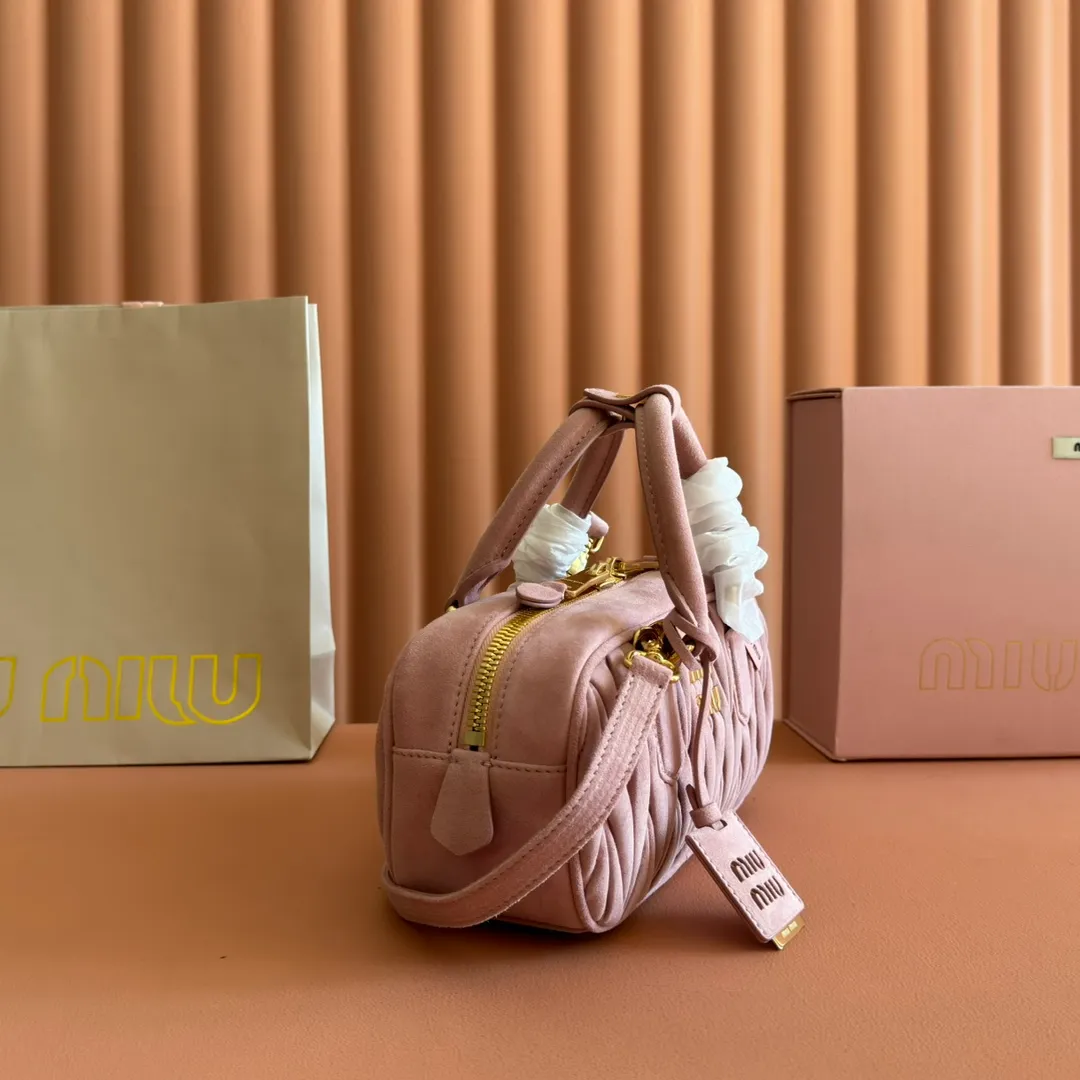 p1700💋💋💋【Configuring full counter package】MIU MIU Miu Miu pleated lambskin Miu Miu women's Arcadia cowhide handbag crossbody bag👝The lightweight padding design makes the handbag look fuller and shows a cosmopolitan style. The letter logo, which echoes the finish of the metal hardware, straddles the line between function and decoration, giving this handbag a unique aesthetic and classic feel. Size: 22✖️10.5✖️7.5cm Style number: 5bb142 pink