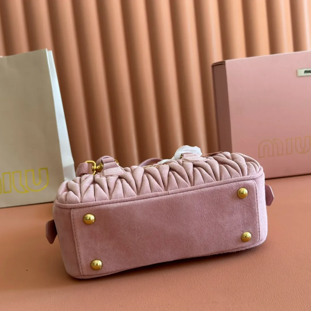 p1700💋💋💋【Configuring full counter package】MIU MIU Miu Miu pleated lambskin Miu Miu women's Arcadia cowhide handbag crossbody bag👝The lightweight padding design makes the handbag look fuller and shows a cosmopolitan style. The letter logo, which echoes the finish of the metal hardware, straddles the line between function and decoration, giving this handbag a unique aesthetic and classic feel. Size: 22✖️10.5✖️7.5cm Style number: 5bb142 pink
