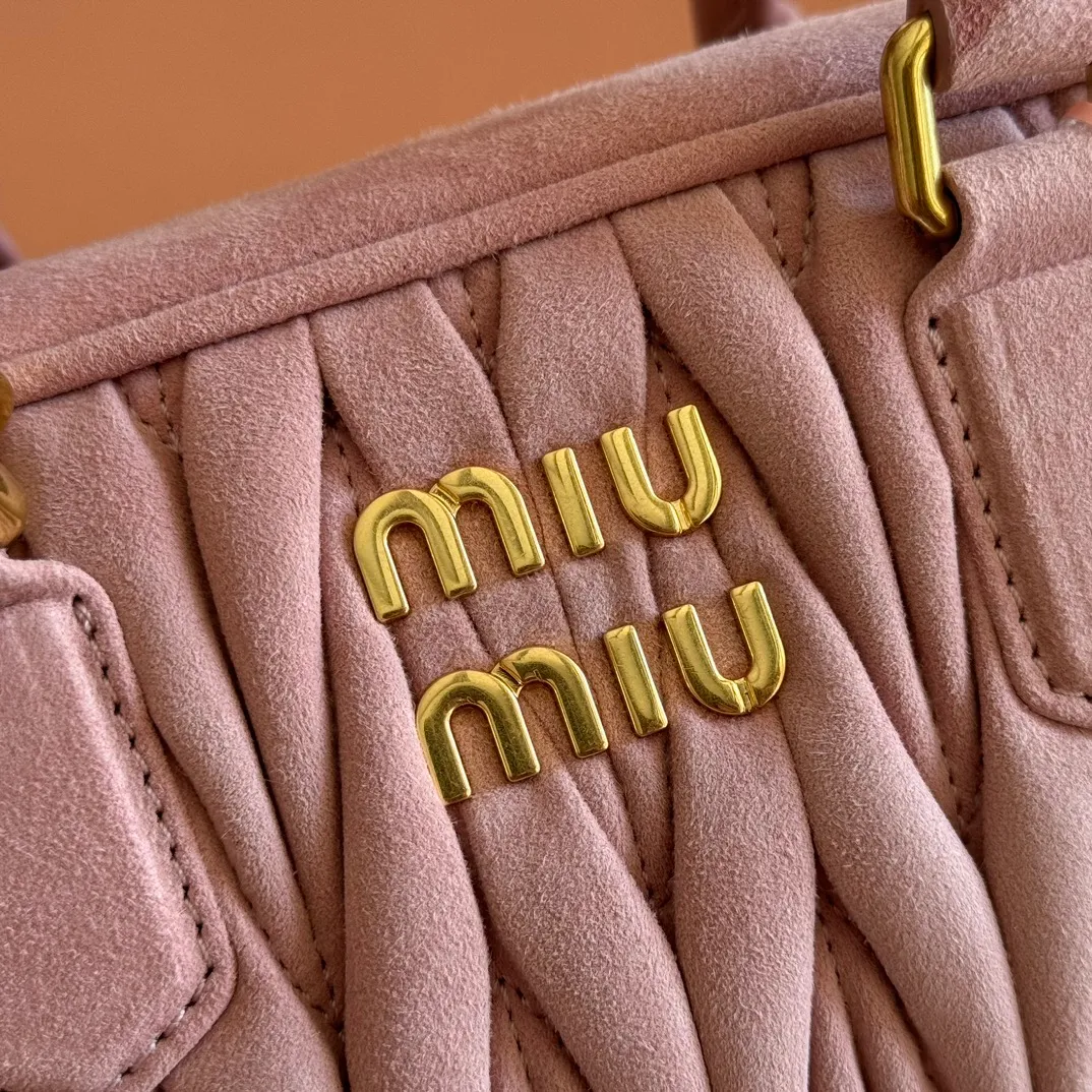 p1700💋💋💋【Configuring full counter package】MIU MIU Miu Miu pleated lambskin Miu Miu women's Arcadia cowhide handbag crossbody bag👝The lightweight padding design makes the handbag look fuller and shows a cosmopolitan style. The letter logo, which echoes the finish of the metal hardware, straddles the line between function and decoration, giving this handbag a unique aesthetic and classic feel. Size: 22✖️10.5✖️7.5cm Style number: 5bb142 pink