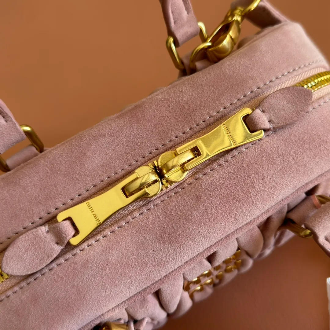 p1700💋💋💋【Configuring full counter package】MIU MIU Miu Miu pleated lambskin Miu Miu women's Arcadia cowhide handbag crossbody bag👝The lightweight padding design makes the handbag look fuller and shows a cosmopolitan style. The letter logo, which echoes the finish of the metal hardware, straddles the line between function and decoration, giving this handbag a unique aesthetic and classic feel. Size: 22✖️10.5✖️7.5cm Style number: 5bb142 pink