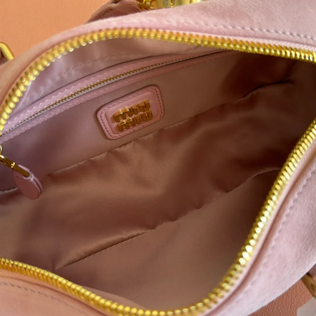 p1700💋💋💋【Configuring full counter package】MIU MIU Miu Miu pleated lambskin Miu Miu women's Arcadia cowhide handbag crossbody bag👝The lightweight padding design makes the handbag look fuller and shows a cosmopolitan style. The letter logo, which echoes the finish of the metal hardware, straddles the line between function and decoration, giving this handbag a unique aesthetic and classic feel. Size: 22✖️10.5✖️7.5cm Style number: 5bb142 pink