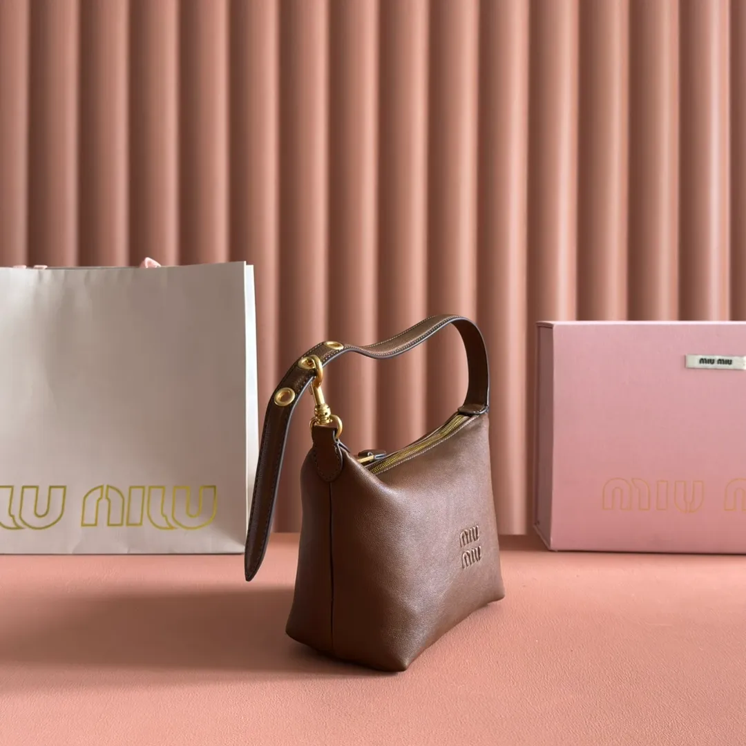 p1260💋💋💋 [Configured with full set of counter packaging] 5NE841, new lunch box bag, unique ice crack texture, iconic Miu amount logo on the front, cotton lining, ultra-light, large capacity, looks good no matter how you wear it, suitable for all seasons, size: bottom length 19cm, opening width 25.5cm, height 14cm, bottom width 10cm