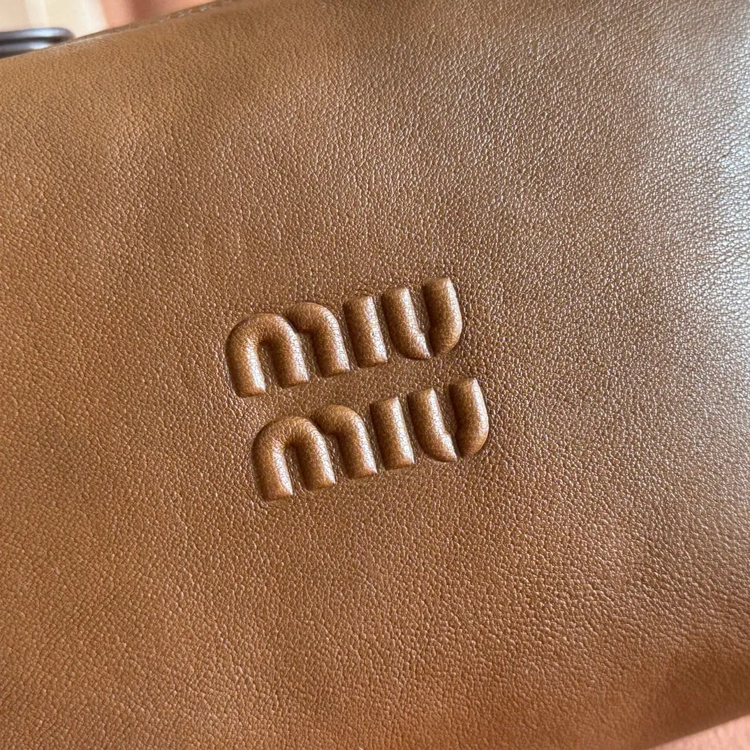 p1260💋💋💋 [Configured with full set of counter packaging] 5NE841, new lunch box bag, unique ice crack texture, iconic Miu amount logo on the front, cotton lining, ultra-light, large capacity, looks good no matter how you wear it, suitable for all seasons, size: bottom length 19cm, opening width 25.5cm, height 14cm, bottom width 10cm