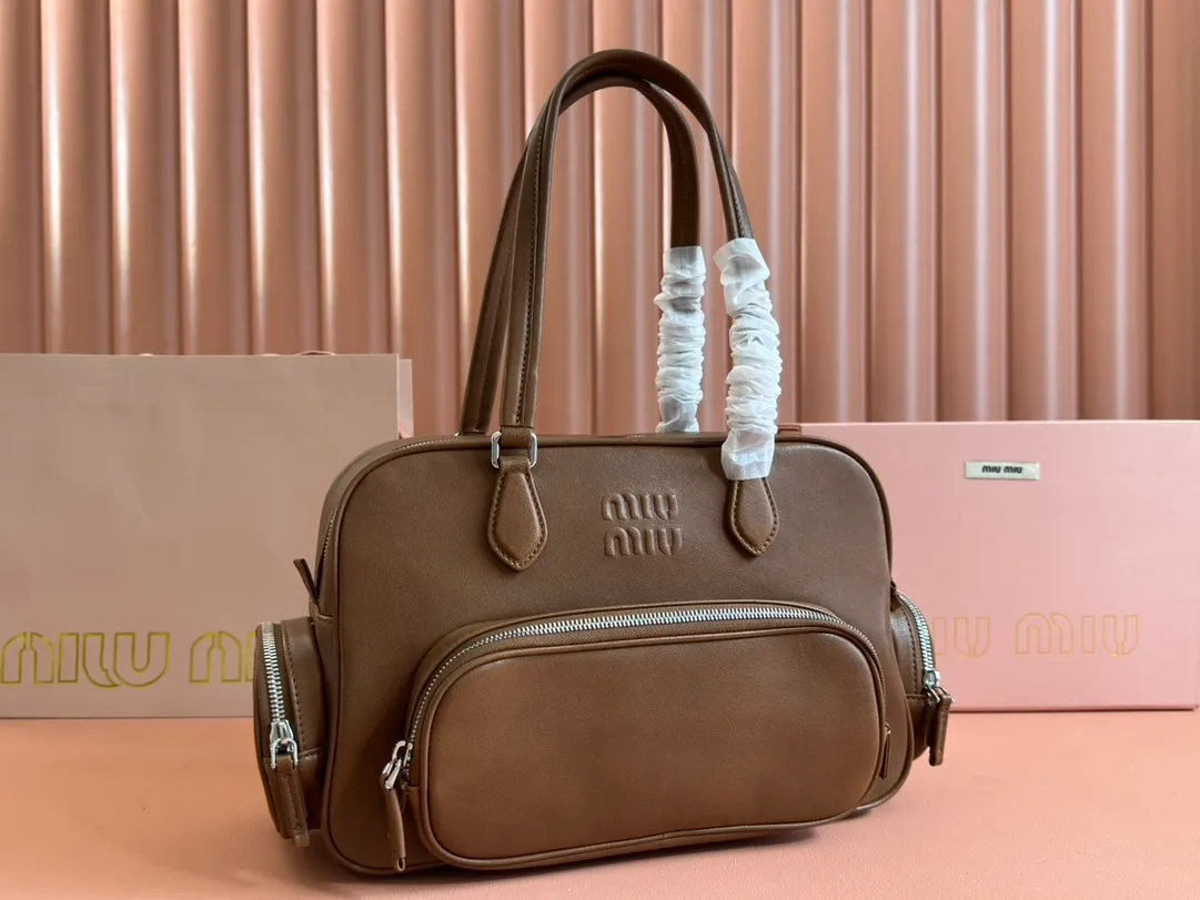 p2500💋💋💋【Premium Hardware Original Leather】Adventure Nappa Sheep Leather Handbag/Shoulder Bag～Brown This handbag combines soft Nappa sheep leather with a work style pocket. Decorated with an embossed monogram logo for an added signature touch.  Size: W32×H22×D14cm No.: 5BB159