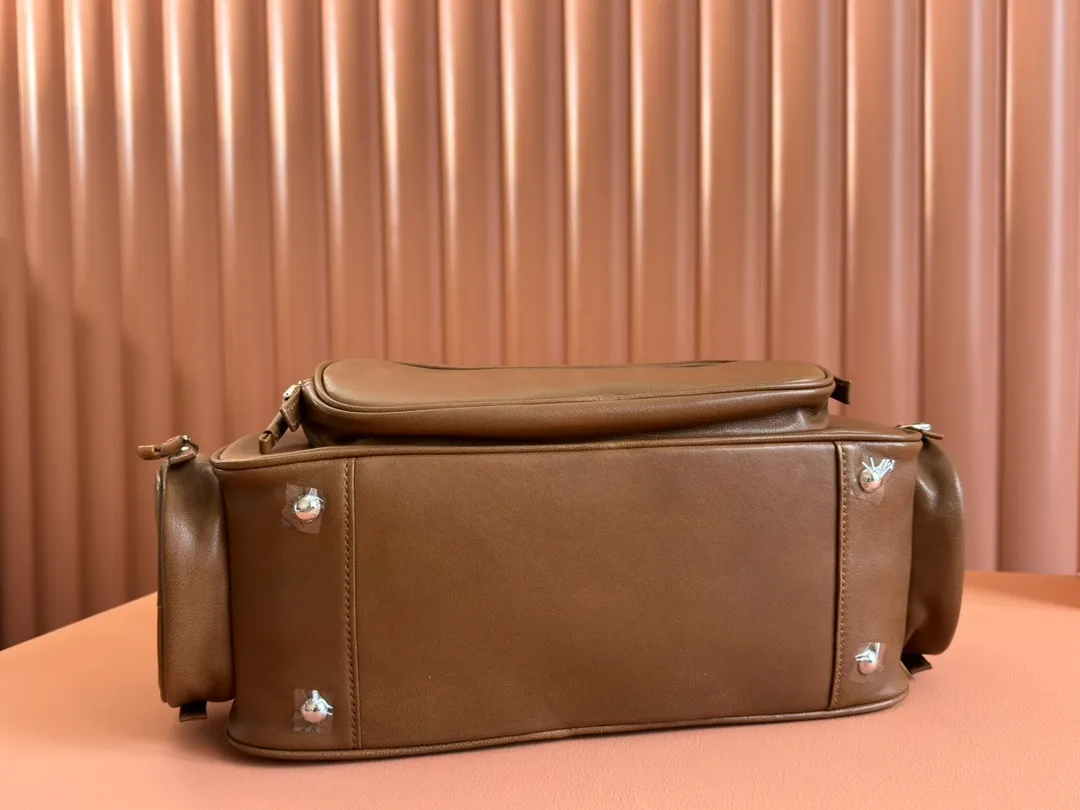 p2500💋💋💋【Premium Hardware Original Leather】Adventure Nappa Sheep Leather Handbag/Shoulder Bag～Brown This handbag combines soft Nappa sheep leather with a work style pocket. Decorated with an embossed monogram logo for an added signature touch.  Size: W32×H22×D14cm No.: 5BB159