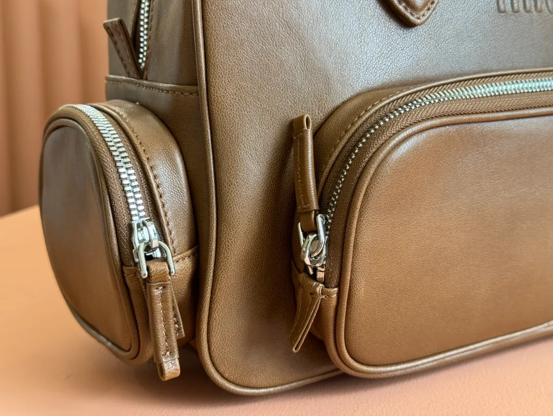p2500💋💋💋【Premium Hardware Original Leather】Adventure Nappa Sheep Leather Handbag/Shoulder Bag～Brown This handbag combines soft Nappa sheep leather with a work style pocket. Decorated with an embossed monogram logo for an added signature touch.  Size: W32×H22×D14cm No.: 5BB159