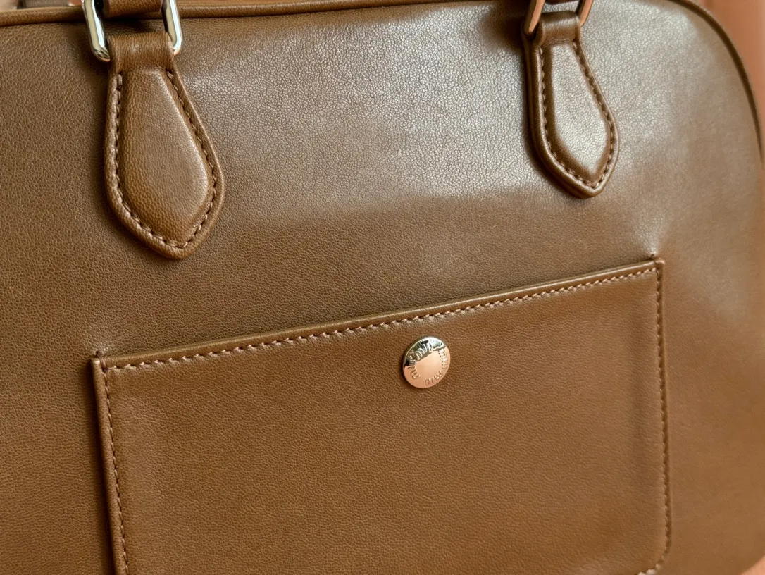 p2500💋💋💋【Premium Hardware Original Leather】Adventure Nappa Sheep Leather Handbag/Shoulder Bag～Brown This handbag combines soft Nappa sheep leather with a work style pocket. Decorated with an embossed monogram logo for an added signature touch.  Size: W32×H22×D14cm No.: 5BB159