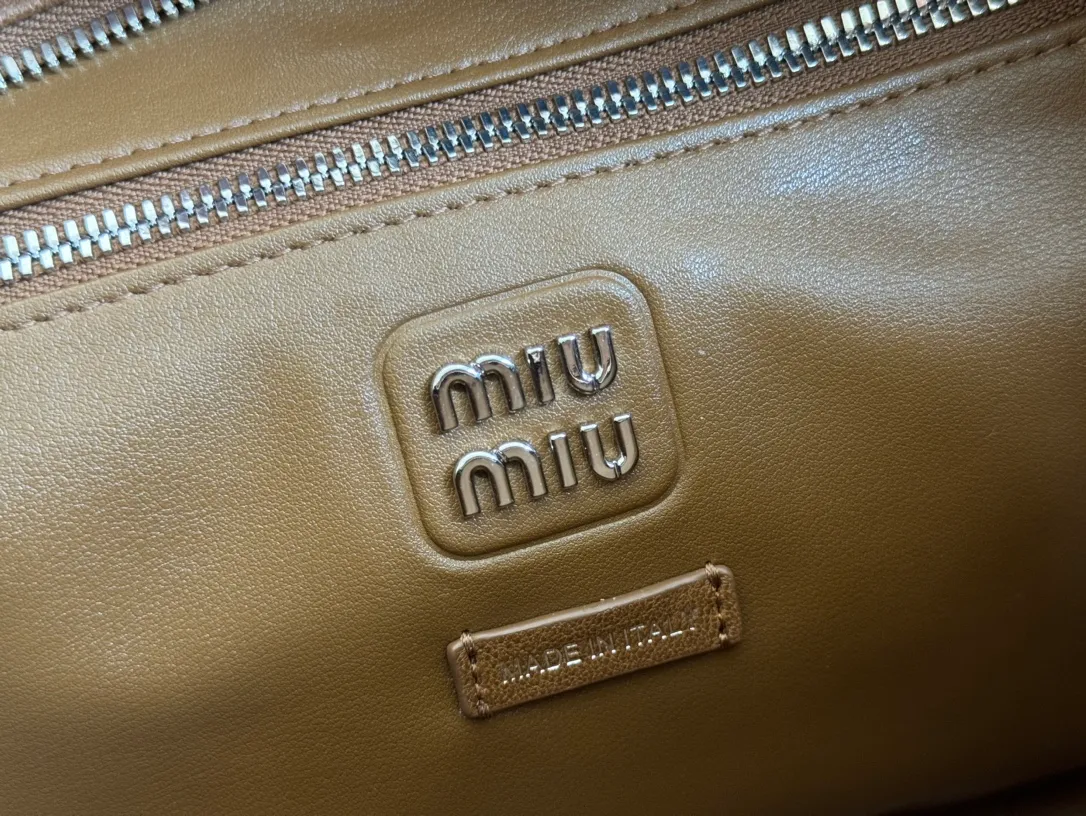 p2500💋💋💋【Premium Hardware Original Leather】Adventure Nappa Sheep Leather Handbag/Shoulder Bag～Brown This handbag combines soft Nappa sheep leather with a work style pocket. Decorated with an embossed monogram logo for an added signature touch.  Size: W32×H22×D14cm No.: 5BB159