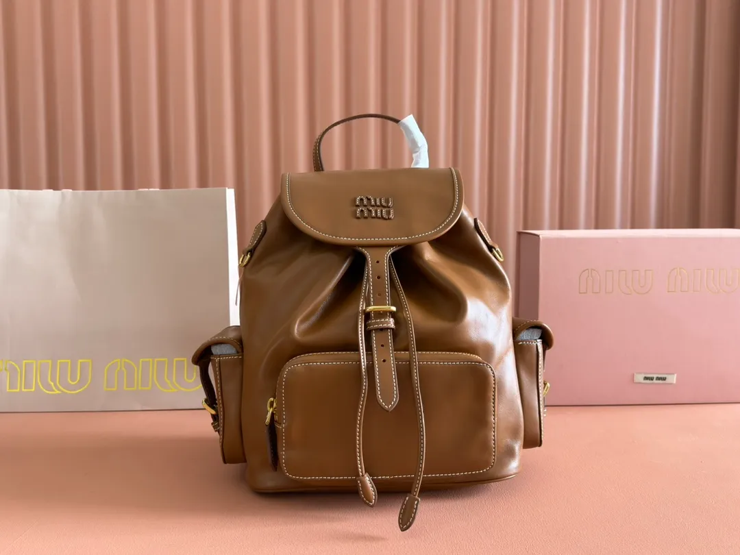 p2200. 💋💋💋【Configured with full package at counter】MIU Home new product college style backpack, the perfect combination of canvas and imported calfskin, thick wear-resistant linen blend lining, adopts a casual design style, fashionable, simple and advanced, combined with exquisite handcrafts, adding multiple pockets for storage, the shoulder strap and hand bag can be freely converted, which is a great convenience Improved practicality, it is simply a tool for dressing. It can be worn with jeans, shirts or various casual sportswear. It is a very good item to wear, especially the capacity is large enough and it is light and easy to use. I highly recommend it. Model: 5bz042, size 29.5x25x12.5cm