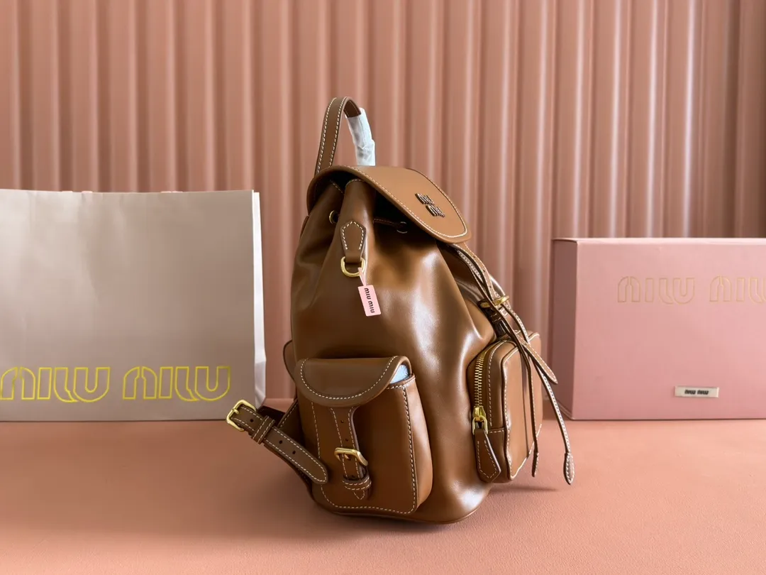 p2200. 💋💋💋【Configured with full package at counter】MIU Home new product college style backpack, the perfect combination of canvas and imported calfskin, thick wear-resistant linen blend lining, adopts a casual design style, fashionable, simple and advanced, combined with exquisite handcrafts, adding multiple pockets for storage, the shoulder strap and hand bag can be freely converted, which is a great convenience Improved practicality, it is simply a tool for dressing. It can be worn with jeans, shirts or various casual sportswear. It is a very good item to wear, especially the capacity is large enough and it is light and easy to use. I highly recommend it. Model: 5bz042, size 29.5x25x12.5cm