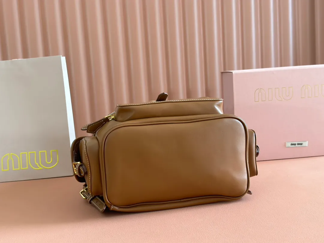 p2200. 💋💋💋【Configured with full package at counter】MIU Home new product college style backpack, the perfect combination of canvas and imported calfskin, thick wear-resistant linen blend lining, adopts a casual design style, fashionable, simple and advanced, combined with exquisite handcrafts, adding multiple pockets for storage, the shoulder strap and hand bag can be freely converted, which is a great convenience Improved practicality, it is simply a tool for dressing. It can be worn with jeans, shirts or various casual sportswear. It is a very good item to wear, especially the capacity is large enough and it is light and easy to use. I highly recommend it. Model: 5bz042, size 29.5x25x12.5cm