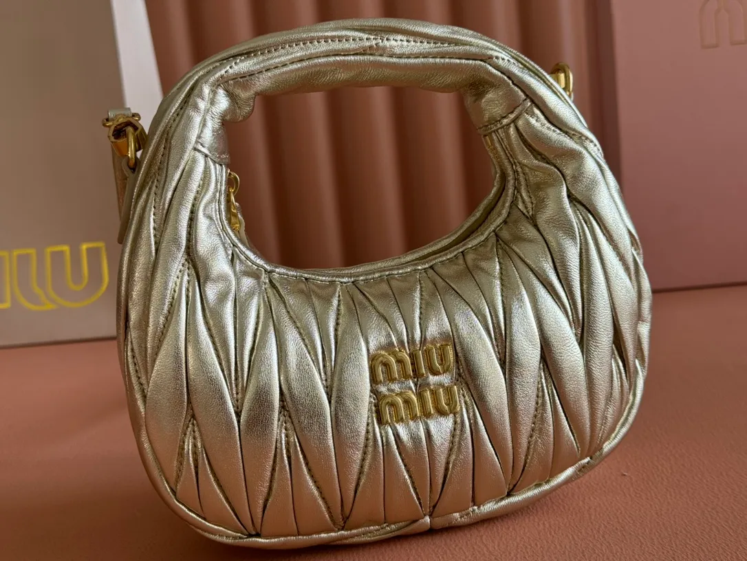 p1460💋💋💋 Equipped with a full set of packaging at the counter [Special grade hardware original leather] Wander Matelasse sheepskin Hobo mini handbag/crossbody bag ~ The red sheepskin Wander handbag has become one of the classic accessories. This mini handbag is made of Matalasse sheep leather, using exquisite craftsmanship to create a three-dimensional effect, showing exquisite elegance. Presenting the Hobo bag style, blending retro style and modern elegance, it has become a new synonym for modern femininity. ～Golden hardware ～Zipper closure ～Metal lettering logo on the front ～Cotton satin lining Size: W17.5×H14×D5.5cm Number: 5BP156