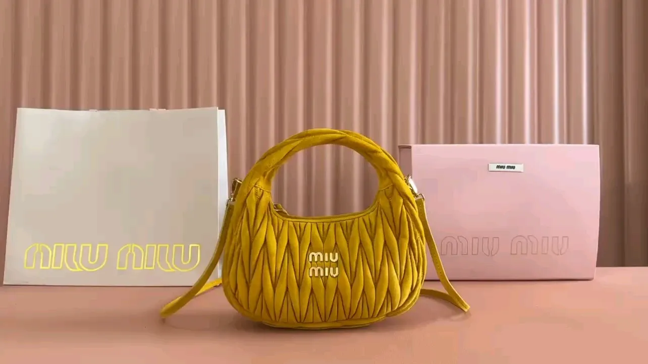 💋💋💋【Full set of packaging at the counter】5BC125MiuMiu new MiuWander suede leather handbag