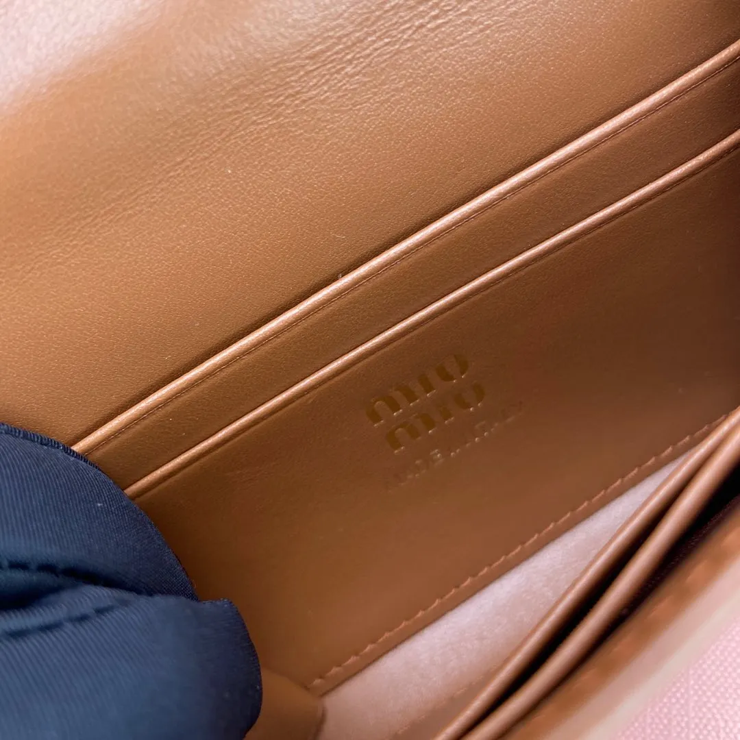 [Special grade hardware original leather] ¥560~ Cognac color imported cowhide card bag - Snap button closure - Metal letter logo - 2 card slots - Lined Size: w8.5×h10.2×2cm No.: 5M104_ MM0220