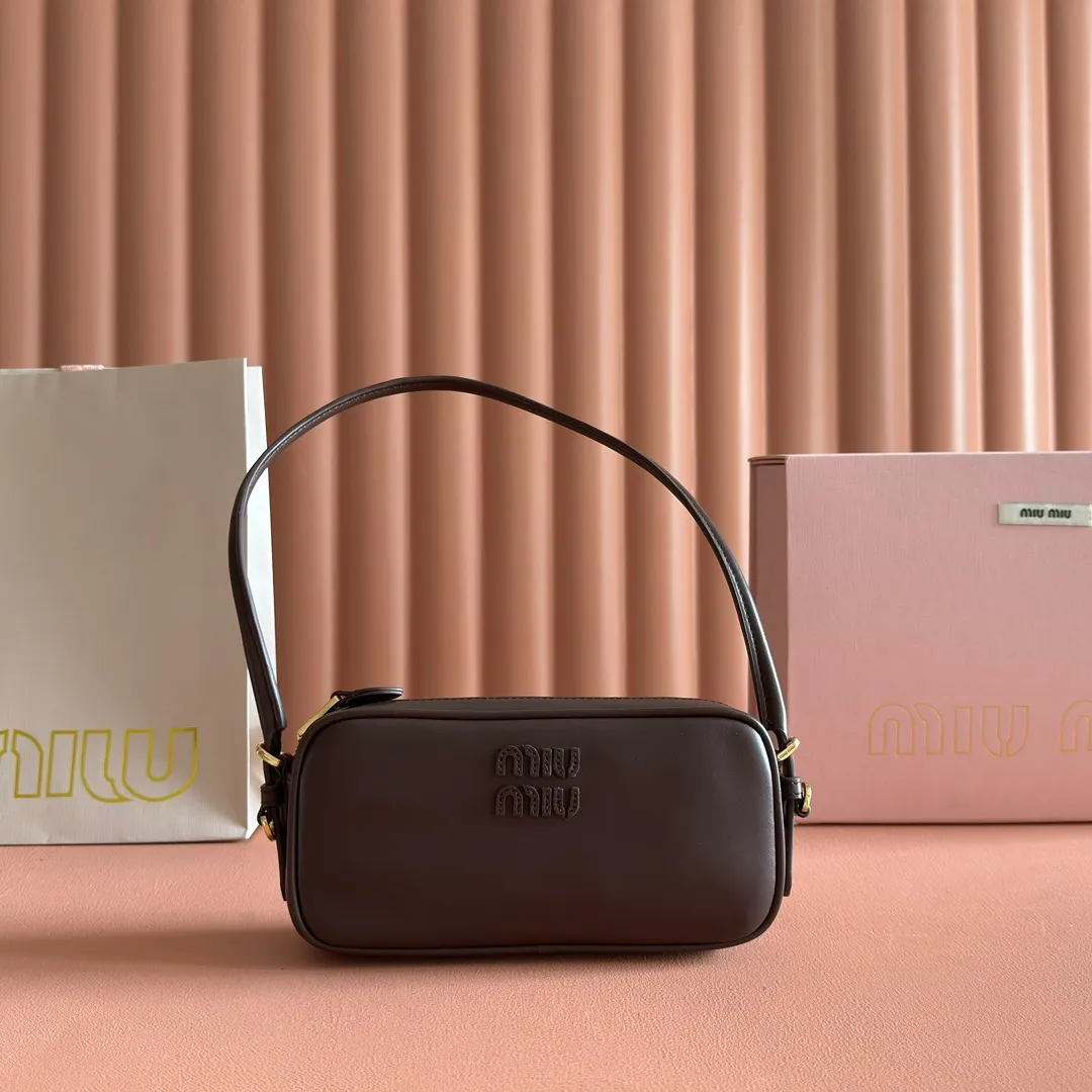 💋💋💋p1300【Original leather configuration counter complete package】Cow leather small handbag 5NE024 AF8W F004 This small bag features a sophisticated and compact design, inspired by the iconic Miu Miu handbag. The shoulder strap design allows it to be worn on the shoulder, showing elegance and practicality. ●Detachable and adjustable shoulder strap ●Zipper closure ●Lined ·Engraved logo Width: 20 cm, Height: 10 cm, Length: 4.5 cm