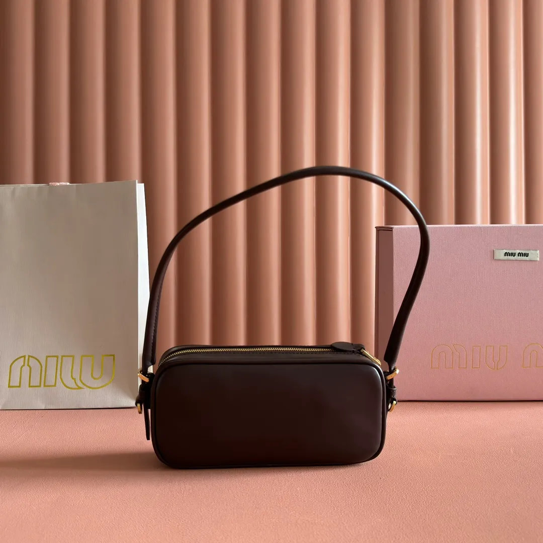 💋💋💋p1300【Original leather configuration counter complete package】Cow leather small handbag 5NE024 AF8W F004 This small bag features a sophisticated and compact design, inspired by the iconic Miu Miu handbag. The shoulder strap design allows it to be worn on the shoulder, showing elegance and practicality. ●Detachable and adjustable shoulder strap ●Zipper closure ●Lined ·Engraved logo Width: 20 cm, Height: 10 cm, Length: 4.5 cm