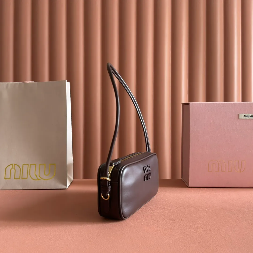 💋💋💋p1300【Original leather configuration counter complete package】Cow leather small handbag 5NE024 AF8W F004 This small bag features a sophisticated and compact design, inspired by the iconic Miu Miu handbag. The shoulder strap design allows it to be worn on the shoulder, showing elegance and practicality. ●Detachable and adjustable shoulder strap ●Zipper closure ●Lined ·Engraved logo Width: 20 cm, Height: 10 cm, Length: 4.5 cm