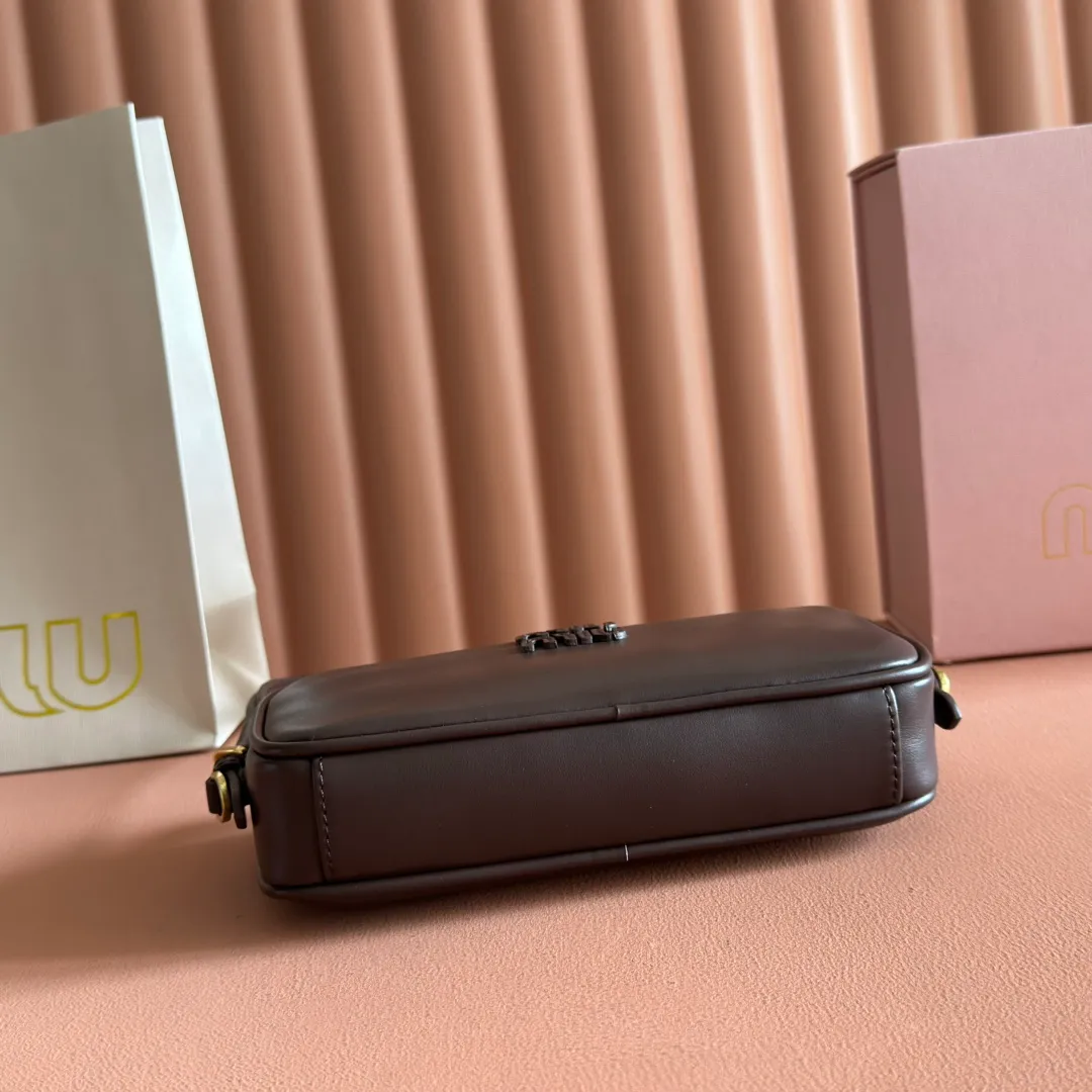 💋💋💋p1300【Original leather configuration counter complete package】Cow leather small handbag 5NE024 AF8W F004 This small bag features a sophisticated and compact design, inspired by the iconic Miu Miu handbag. The shoulder strap design allows it to be worn on the shoulder, showing elegance and practicality. ●Detachable and adjustable shoulder strap ●Zipper closure ●Lined ·Engraved logo Width: 20 cm, Height: 10 cm, Length: 4.5 cm