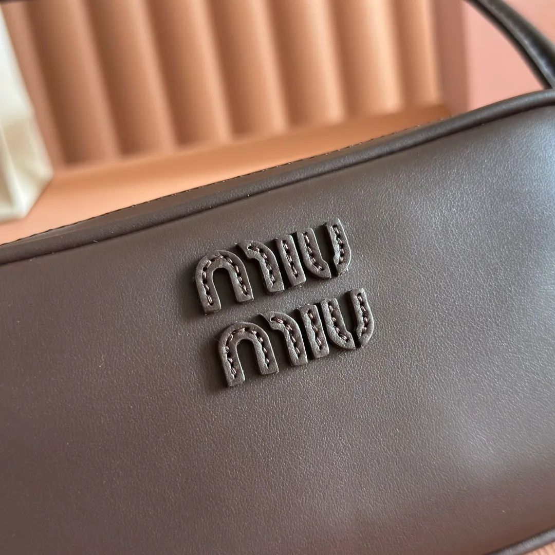 💋💋💋p1300【Original leather configuration counter complete package】Cow leather small handbag 5NE024 AF8W F004 This small bag features a sophisticated and compact design, inspired by the iconic Miu Miu handbag. The shoulder strap design allows it to be worn on the shoulder, showing elegance and practicality. ●Detachable and adjustable shoulder strap ●Zipper closure ●Lined ·Engraved logo Width: 20 cm, Height: 10 cm, Length: 4.5 cm