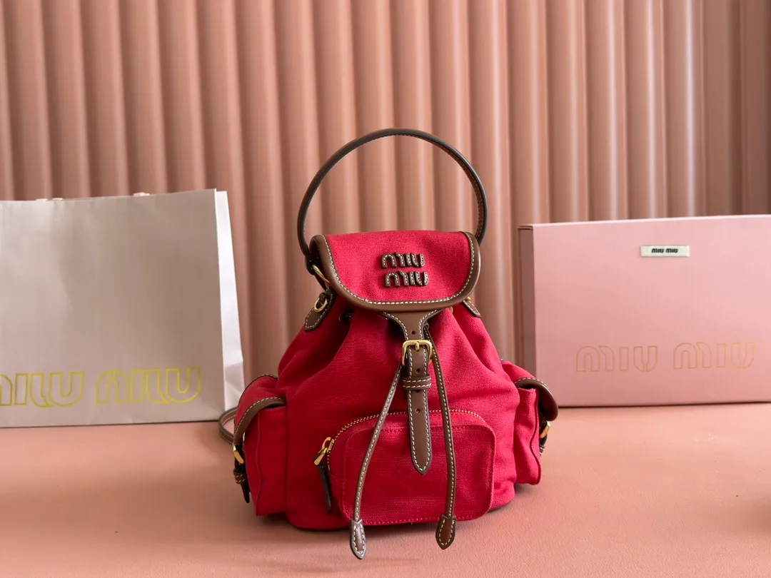 p1560. 💋💋💋【Configured with full package at counter】MIU Home new product college style backpack, the perfect combination of canvas and imported calfskin, thick wear-resistant linen blend lining, adopts a casual design style, fashionable, simple and advanced, combined with exquisite handcrafts, adds multiple pocket storage, shoulder straps and hand bags can be freely converted, greatly It improves the practicality. It is simply a tool for hanging. It can be worn with jeans, shirts or various casual sportswear. It is a very good item to wear, especially the capacity is large enough and it is light and easy to use. I sincerely recommend it. Model: 5bz043, size 22X18X11.5cm