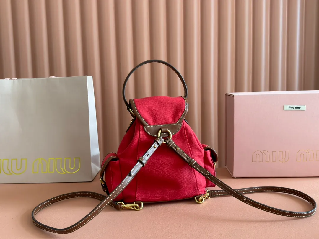 p1560. 💋💋💋【Configured with full package at counter】MIU Home new product college style backpack, the perfect combination of canvas and imported calfskin, thick wear-resistant linen blend lining, adopts a casual design style, fashionable, simple and advanced, combined with exquisite handcrafts, adds multiple pocket storage, shoulder straps and hand bags can be freely converted, greatly It improves the practicality. It is simply a tool for hanging. It can be worn with jeans, shirts or various casual sportswear. It is a very good item to wear, especially the capacity is large enough and it is light and easy to use. I sincerely recommend it. Model: 5bz043, size 22X18X11.5cm