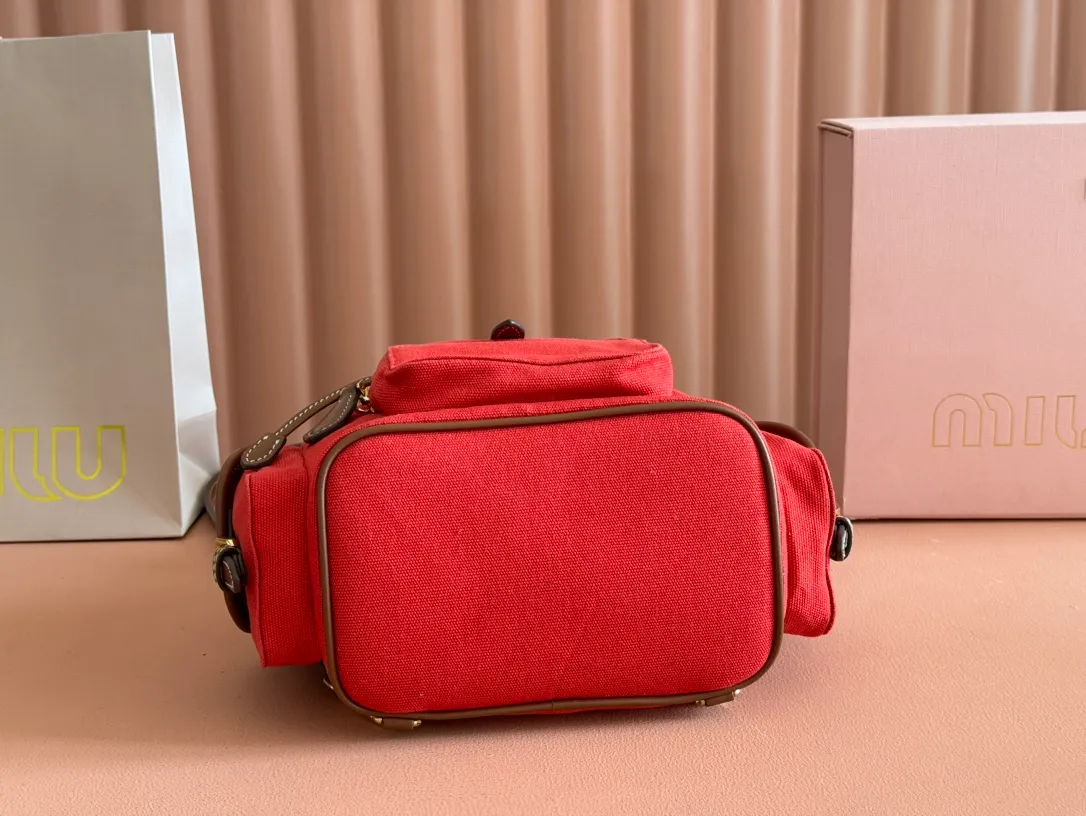 p1560. 💋💋💋【Configured with full package at counter】MIU Home new product college style backpack, the perfect combination of canvas and imported calfskin, thick wear-resistant linen blend lining, adopts a casual design style, fashionable, simple and advanced, combined with exquisite handcrafts, adds multiple pocket storage, shoulder straps and hand bags can be freely converted, greatly It improves the practicality. It is simply a tool for hanging. It can be worn with jeans, shirts or various casual sportswear. It is a very good item to wear, especially the capacity is large enough and it is light and easy to use. I sincerely recommend it. Model: 5bz043, size 22X18X11.5cm