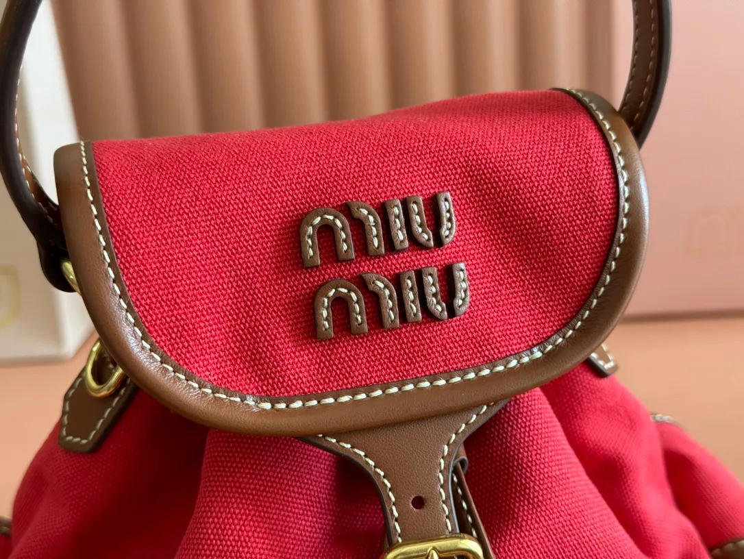p1560. 💋💋💋【Configured with full package at counter】MIU Home new product college style backpack, the perfect combination of canvas and imported calfskin, thick wear-resistant linen blend lining, adopts a casual design style, fashionable, simple and advanced, combined with exquisite handcrafts, adds multiple pocket storage, shoulder straps and hand bags can be freely converted, greatly It improves the practicality. It is simply a tool for hanging. It can be worn with jeans, shirts or various casual sportswear. It is a very good item to wear, especially the capacity is large enough and it is light and easy to use. I sincerely recommend it. Model: 5bz043, size 22X18X11.5cm