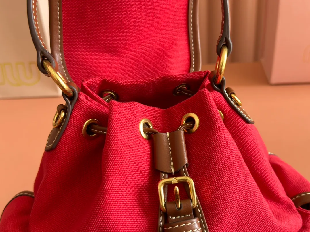 p1560. 💋💋💋【Configured with full package at counter】MIU Home new product college style backpack, the perfect combination of canvas and imported calfskin, thick wear-resistant linen blend lining, adopts a casual design style, fashionable, simple and advanced, combined with exquisite handcrafts, adds multiple pocket storage, shoulder straps and hand bags can be freely converted, greatly It improves the practicality. It is simply a tool for hanging. It can be worn with jeans, shirts or various casual sportswear. It is a very good item to wear, especially the capacity is large enough and it is light and easy to use. I sincerely recommend it. Model: 5bz043, size 22X18X11.5cm