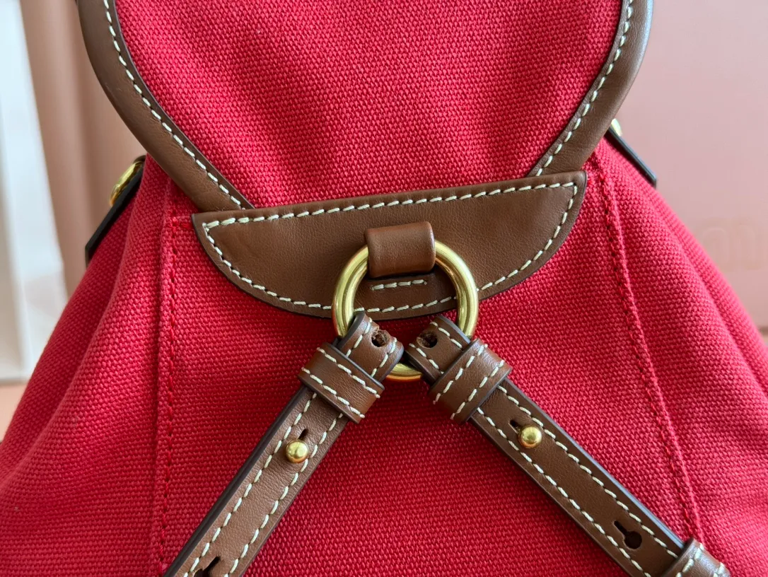 p1560. 💋💋💋【Configured with full package at counter】MIU Home new product college style backpack, the perfect combination of canvas and imported calfskin, thick wear-resistant linen blend lining, adopts a casual design style, fashionable, simple and advanced, combined with exquisite handcrafts, adds multiple pocket storage, shoulder straps and hand bags can be freely converted, greatly It improves the practicality. It is simply a tool for hanging. It can be worn with jeans, shirts or various casual sportswear. It is a very good item to wear, especially the capacity is large enough and it is light and easy to use. I sincerely recommend it. Model: 5bz043, size 22X18X11.5cm