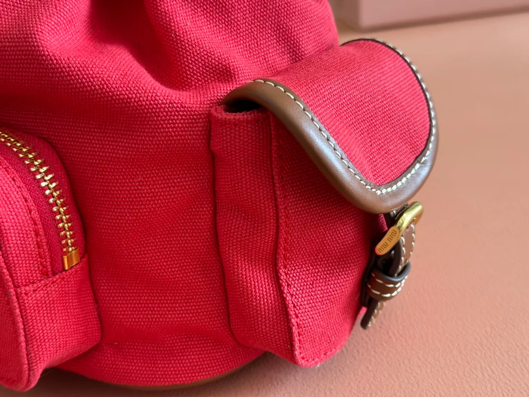 p1560. 💋💋💋【Configured with full package at counter】MIU Home new product college style backpack, the perfect combination of canvas and imported calfskin, thick wear-resistant linen blend lining, adopts a casual design style, fashionable, simple and advanced, combined with exquisite handcrafts, adds multiple pocket storage, shoulder straps and hand bags can be freely converted, greatly It improves the practicality. It is simply a tool for hanging. It can be worn with jeans, shirts or various casual sportswear. It is a very good item to wear, especially the capacity is large enough and it is light and easy to use. I sincerely recommend it. Model: 5bz043, size 22X18X11.5cm