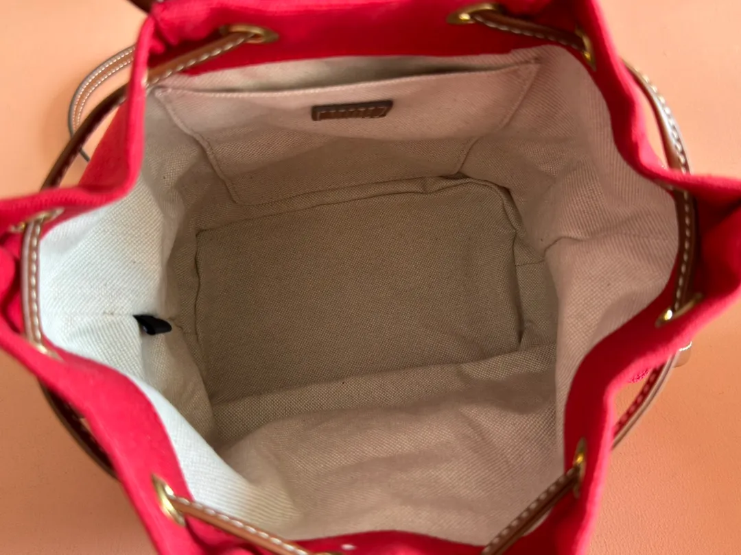 p1560. 💋💋💋【Configured with full package at counter】MIU Home new product college style backpack, the perfect combination of canvas and imported calfskin, thick wear-resistant linen blend lining, adopts a casual design style, fashionable, simple and advanced, combined with exquisite handcrafts, adds multiple pocket storage, shoulder straps and hand bags can be freely converted, greatly It improves the practicality. It is simply a tool for hanging. It can be worn with jeans, shirts or various casual sportswear. It is a very good item to wear, especially the capacity is large enough and it is light and easy to use. I sincerely recommend it. Model: 5bz043, size 22X18X11.5cm