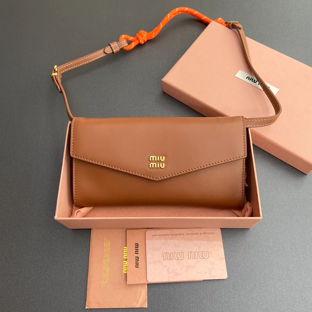 [Premium Hardware Original Leather] ¥880 ~ Brown imported cow leather and rope shoulder strap cow leather wallet. The shoulder strap of this urban style wallet is embellished with ropes that are full of rugged, playful and sporty style, creating a contrasting effect of color, texture and style. - Snap button closure - Metal letter logo - Six card slots - One inner pocket - Lined - Detachable and adjustable shoulder strap Size: w19×h9.5×2cm No.: 5MT025_ 025 _MM034