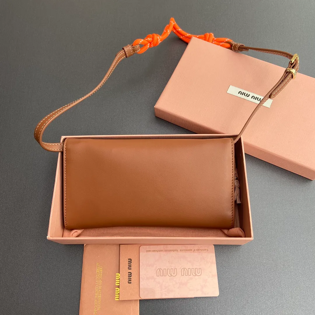 [Premium Hardware Original Leather] ¥880 ~ Brown imported cow leather and rope shoulder strap cow leather wallet. The shoulder strap of this urban style wallet is embellished with ropes that are full of rugged, playful and sporty style, creating a contrasting effect of color, texture and style. - Snap button closure - Metal letter logo - Six card slots - One inner pocket - Lined - Detachable and adjustable shoulder strap Size: w19×h9.5×2cm No.: 5MT025_ 025 _MM034