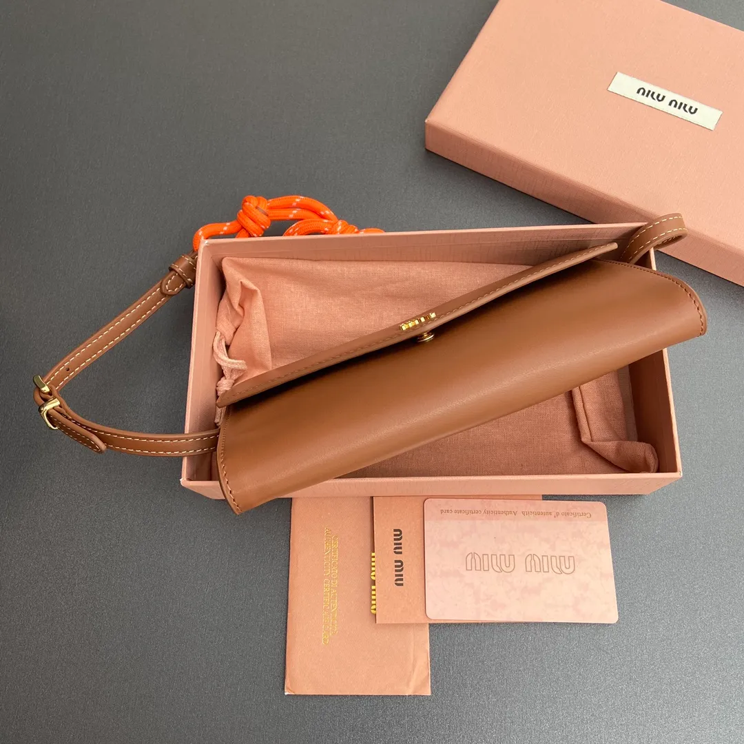 [Premium Hardware Original Leather] ¥880 ~ Brown imported cow leather and rope shoulder strap cow leather wallet. The shoulder strap of this urban style wallet is embellished with ropes that are full of rugged, playful and sporty style, creating a contrasting effect of color, texture and style. - Snap button closure - Metal letter logo - Six card slots - One inner pocket - Lined - Detachable and adjustable shoulder strap Size: w19×h9.5×2cm No.: 5MT025_ 025 _MM034