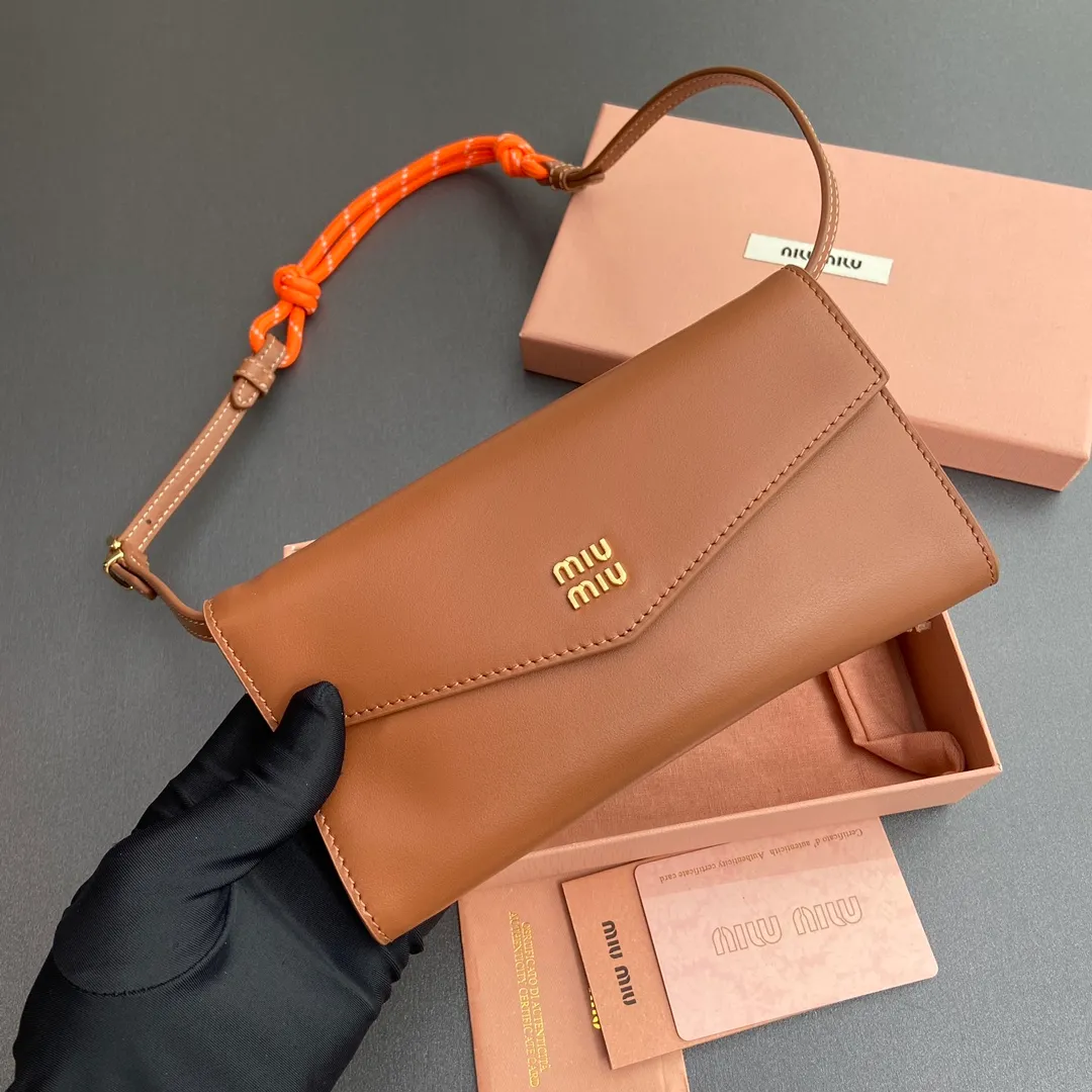 [Premium Hardware Original Leather] ¥880 ~ Brown imported cow leather and rope shoulder strap cow leather wallet. The shoulder strap of this urban style wallet is embellished with ropes that are full of rugged, playful and sporty style, creating a contrasting effect of color, texture and style. - Snap button closure - Metal letter logo - Six card slots - One inner pocket - Lined - Detachable and adjustable shoulder strap Size: w19×h9.5×2cm No.: 5MT025_ 025 _MM034