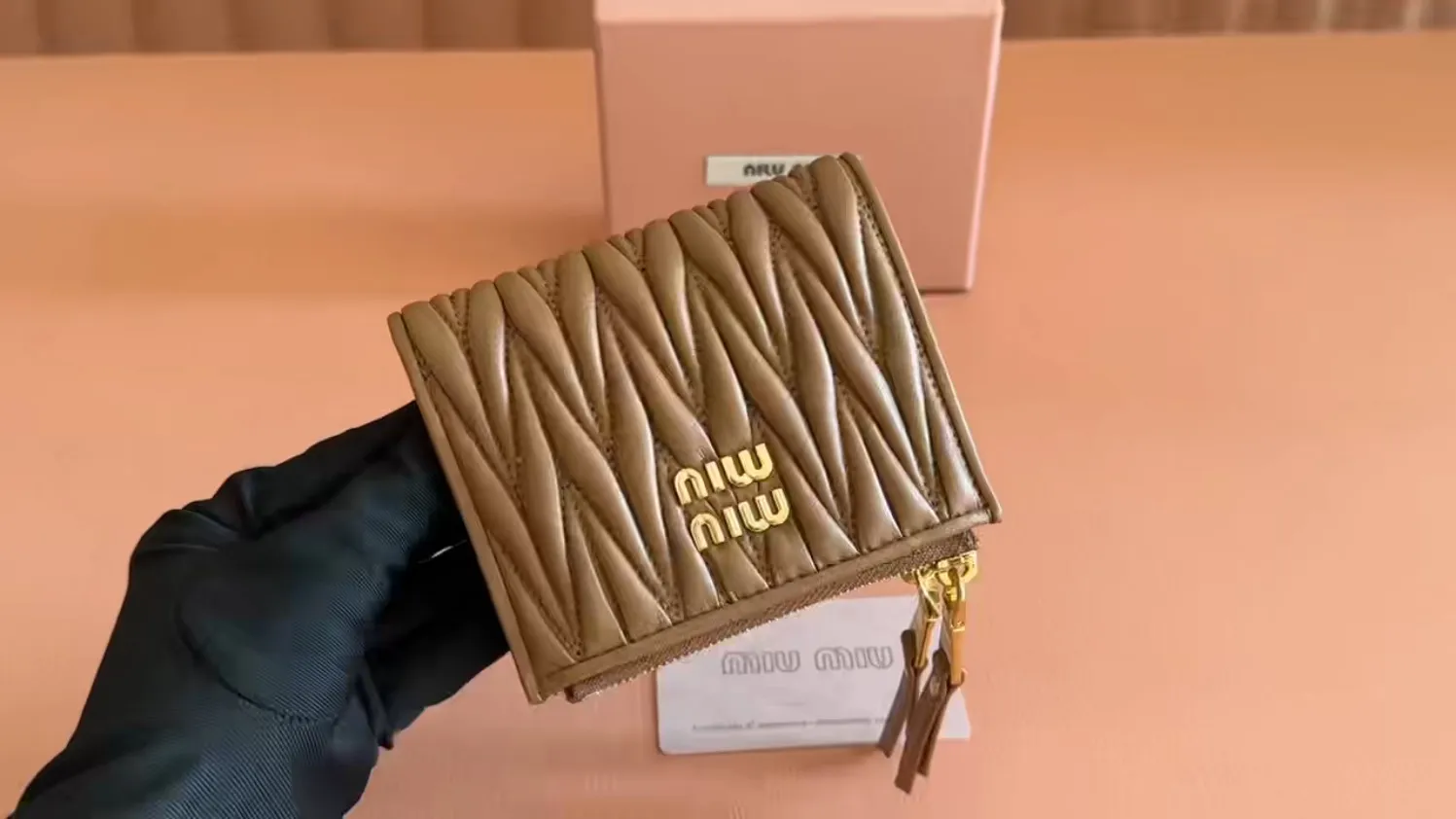 p540💋💋💋[Original configuration counter complete package] New version of the two-fold small wallet pocket wallet counter new small wallet 🔥 Model: 5MV017 is made of imported top-grade sheepskin inside and outside, with multiple card slots on both sides, double zipper compartment design on both sides, larger capacity, internal pressure 198A hundred-yuan notes, bank cards, coins, and change can be collected in it, highly practical, size: 11.5 X8 cm