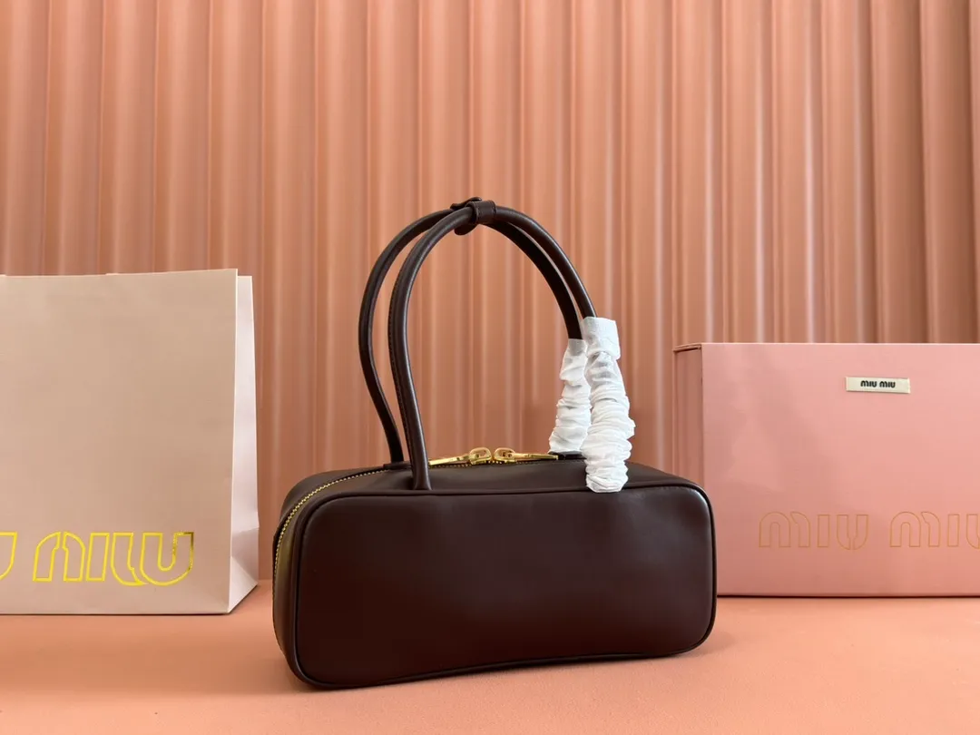 p1540💋💋💋【Full set of packaging at the counter】M’s 25ss shoulder bag〰️ is very popular on the Internet. The super beautiful Beau handbag combines retro style with contemporary spirit, it’s really awesome! ! Made of top-grade imported calfskin, the leather is smooth, delicate and soft, and it looks nice when carried on the back. The simple design is easy to match, and the capacity can hold daily necessities. It is exquisite and compact. With unique handles and hanging details, it shows functionality and personality. Model: 5BB173. Size: 28x11.5x8cm