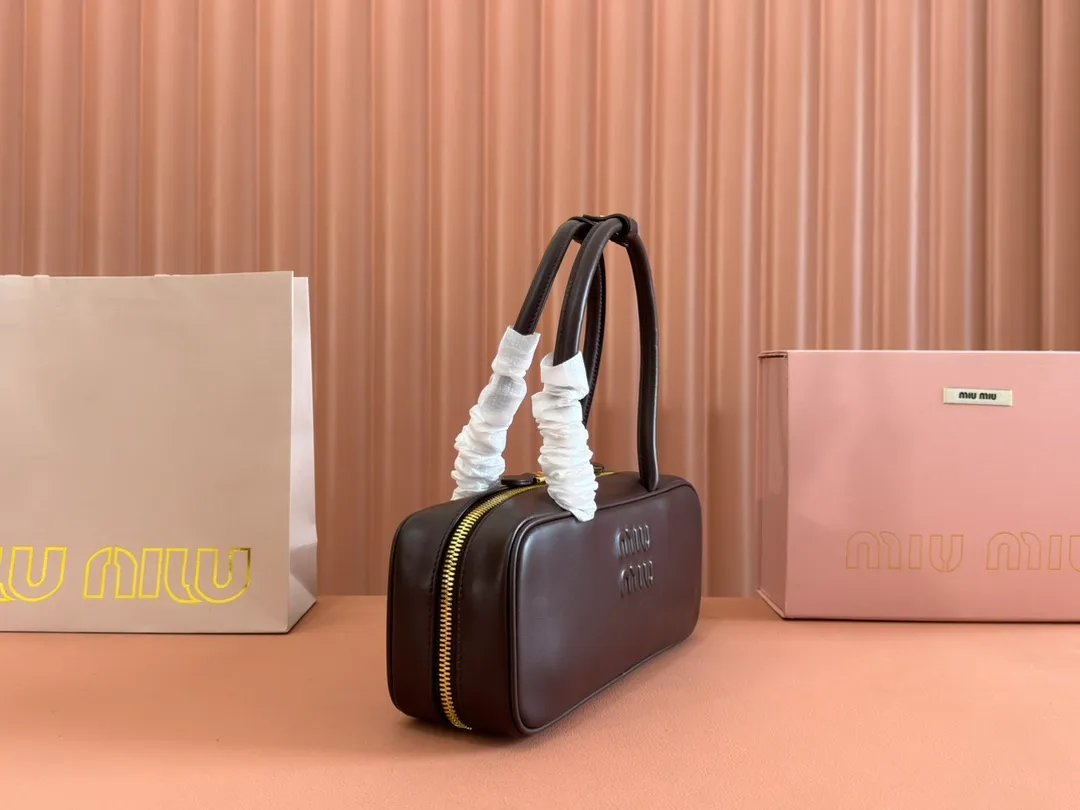 p1540💋💋💋【Full set of packaging at the counter】M’s 25ss shoulder bag〰️ is very popular on the Internet. The super beautiful Beau handbag combines retro style with contemporary spirit, it’s really awesome! ! Made of top-grade imported calfskin, the leather is smooth, delicate and soft, and it looks nice when carried on the back. The simple design is easy to match, and the capacity can hold daily necessities. It is exquisite and compact. With unique handles and hanging details, it shows functionality and personality. Model: 5BB173. Size: 28x11.5x8cm