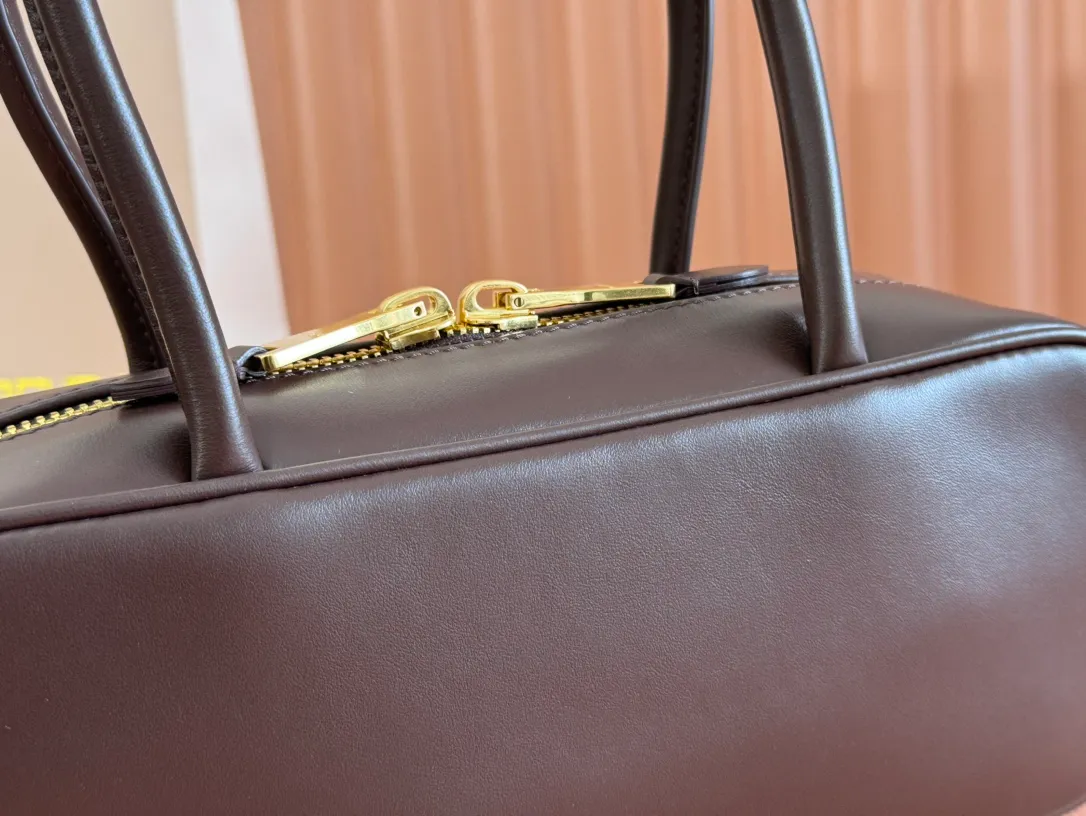 p1540💋💋💋【Full set of packaging at the counter】M’s 25ss shoulder bag〰️ is very popular on the Internet. The super beautiful Beau handbag combines retro style with contemporary spirit, it’s really awesome! ! Made of top-grade imported calfskin, the leather is smooth, delicate and soft, and it looks nice when carried on the back. The simple design is easy to match, and the capacity can hold daily necessities. It is exquisite and compact. With unique handles and hanging details, it shows functionality and personality. Model: 5BB173. Size: 28x11.5x8cm