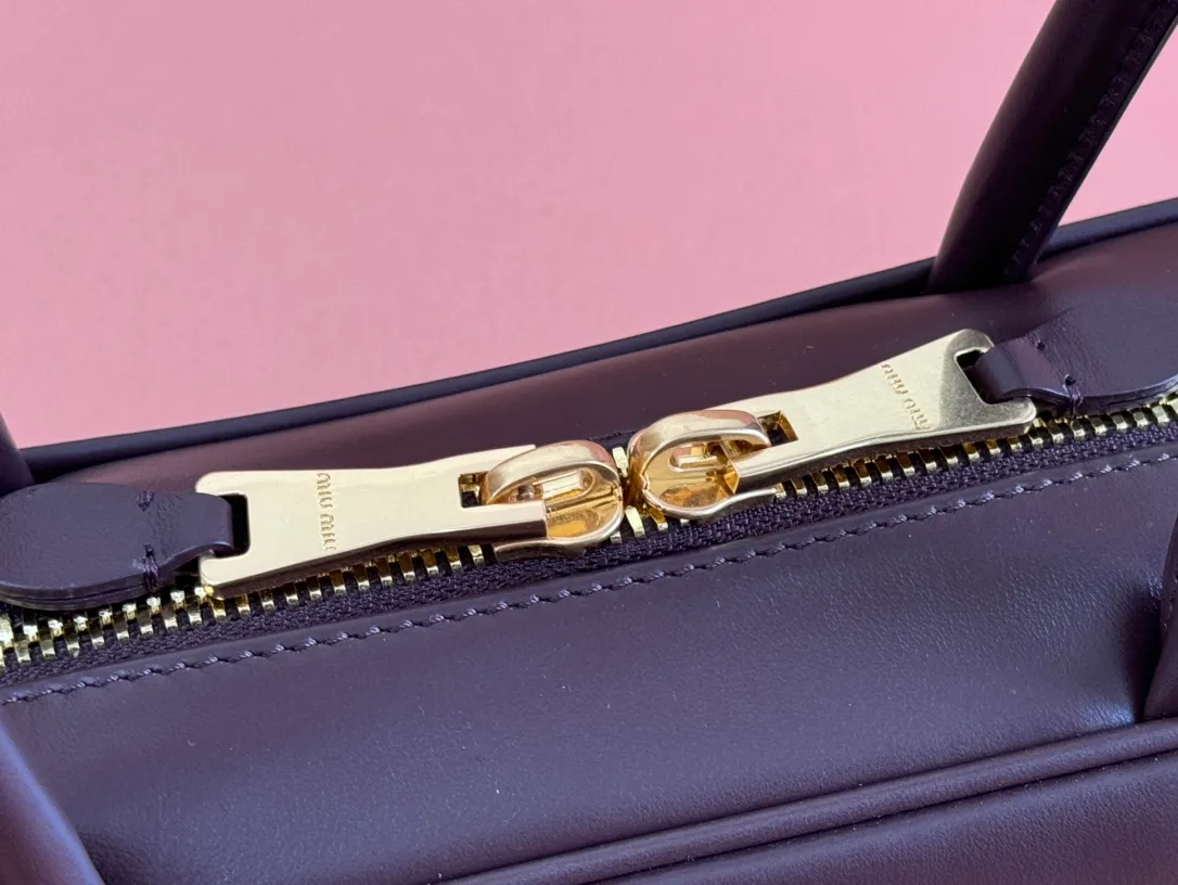 p1540💋💋💋【Full set of packaging at the counter】M’s 25ss shoulder bag〰️ is very popular on the Internet. The super beautiful Beau handbag combines retro style with contemporary spirit, it’s really awesome! ! Made of top-grade imported calfskin, the leather is smooth, delicate and soft, and it looks nice when carried on the back. The simple design is easy to match, and the capacity can hold daily necessities. It is exquisite and compact. With unique handles and hanging details, it shows functionality and personality. Model: 5BB173. Size: 28x11.5x8cm