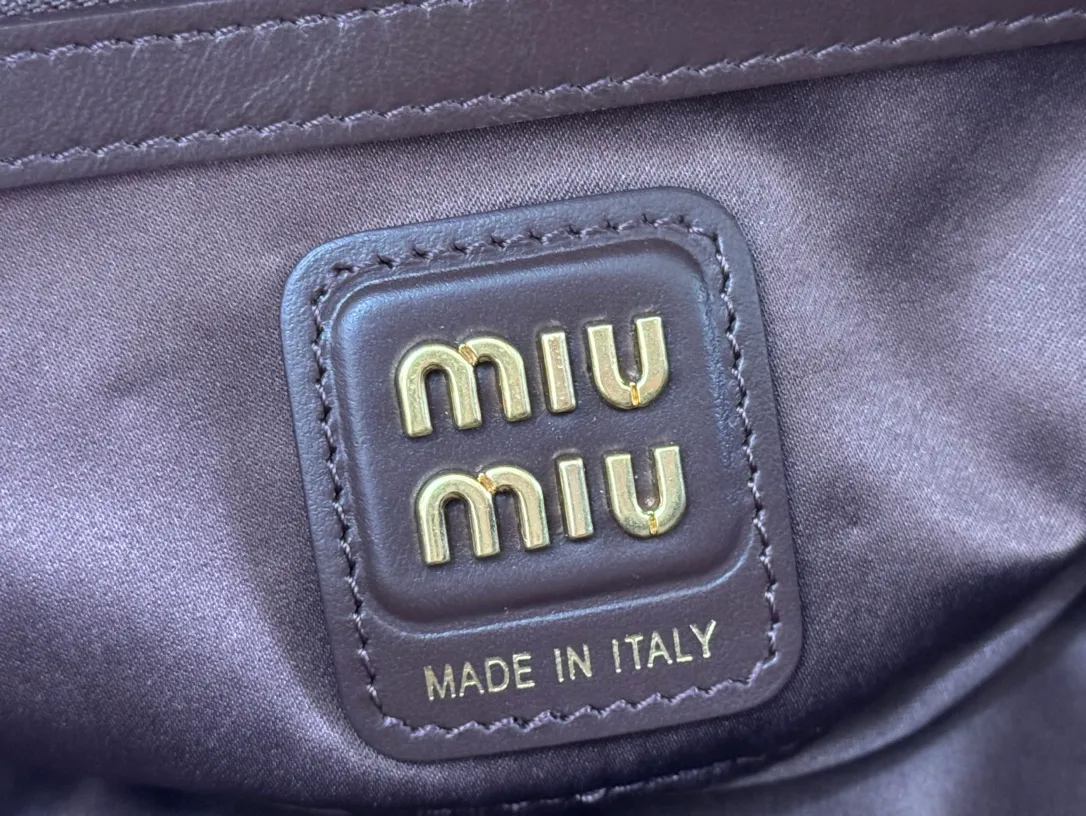 p1540💋💋💋【Full set of packaging at the counter】M’s 25ss shoulder bag〰️ is very popular on the Internet. The super beautiful Beau handbag combines retro style with contemporary spirit, it’s really awesome! ! Made of top-grade imported calfskin, the leather is smooth, delicate and soft, and it looks nice when carried on the back. The simple design is easy to match, and the capacity can hold daily necessities. It is exquisite and compact. With unique handles and hanging details, it shows functionality and personality. Model: 5BB173. Size: 28x11.5x8cm