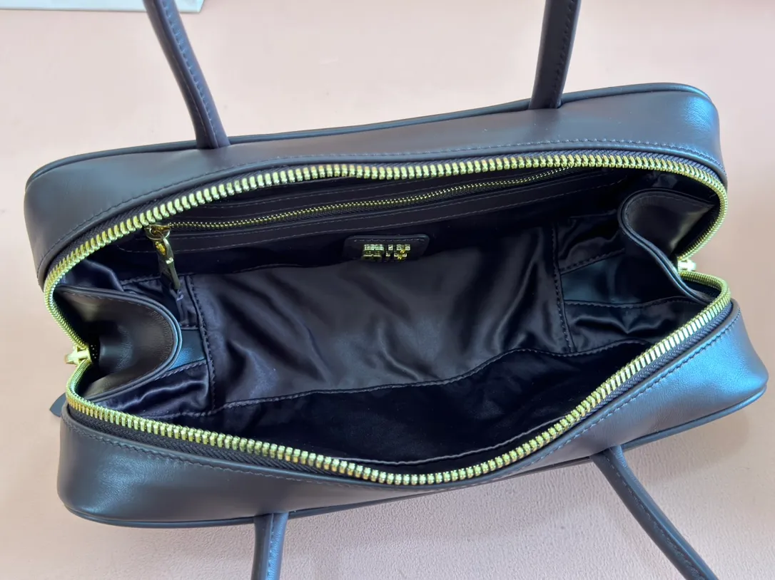 p1540💋💋💋【Full set of packaging at the counter】M’s 25ss shoulder bag〰️ is very popular on the Internet. The super beautiful Beau handbag combines retro style with contemporary spirit, it’s really awesome! ! Made of top-grade imported calfskin, the leather is smooth, delicate and soft, and it looks nice when carried on the back. The simple design is easy to match, and the capacity can hold daily necessities. It is exquisite and compact. With unique handles and hanging details, it shows functionality and personality. Model: 5BB173. Size: 28x11.5x8cm