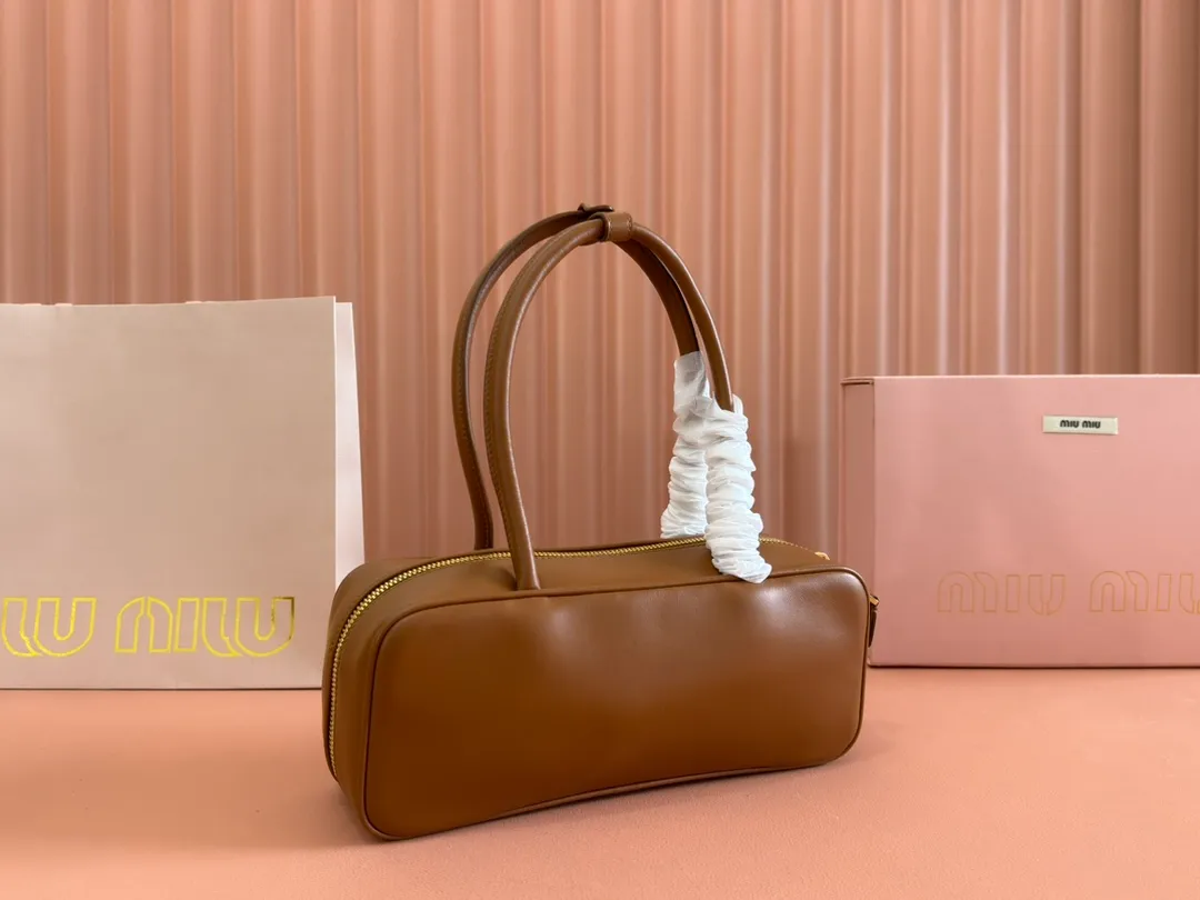 p1540💋💋💋【Full set of packaging at the counter】M’s 25ss shoulder bag〰️ is very popular on the Internet. The super beautiful Beau handbag combines retro style with contemporary spirit, it’s really awesome! ! Made of top-grade imported calfskin, the leather is smooth, delicate and soft, and it looks nice when carried on the back. The simple design is easy to match, and the capacity can hold daily necessities. It is exquisite and compact. With unique handles and hanging details, it shows functionality and personality. Model: 5BB173. Size: 28x11.5x8cm