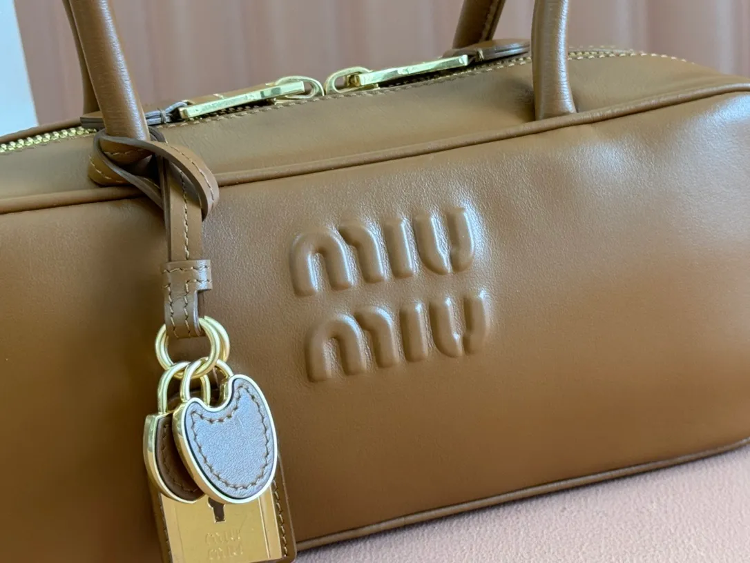 p1540💋💋💋【Full set of packaging at the counter】M’s 25ss shoulder bag〰️ is very popular on the Internet. The super beautiful Beau handbag combines retro style with contemporary spirit, it’s really awesome! ! Made of top-grade imported calfskin, the leather is smooth, delicate and soft, and it looks nice when carried on the back. The simple design is easy to match, and the capacity can hold daily necessities. It is exquisite and compact. With unique handles and hanging details, it shows functionality and personality. Model: 5BB173. Size: 28x11.5x8cm